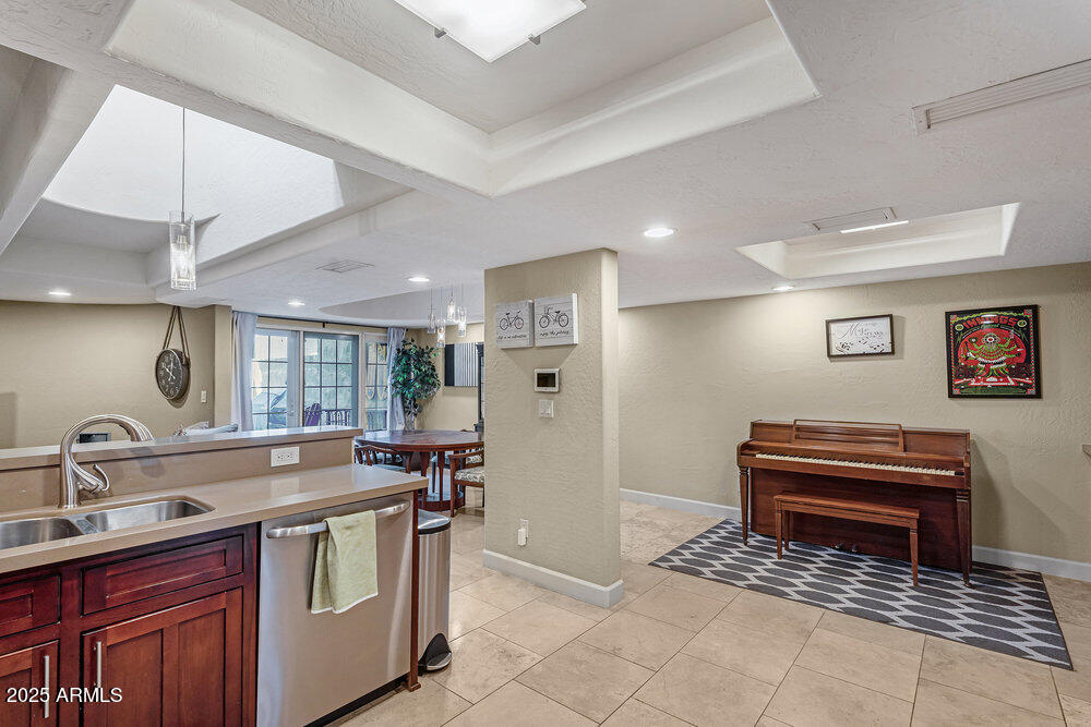 33 W MISSOURI Avenue 17