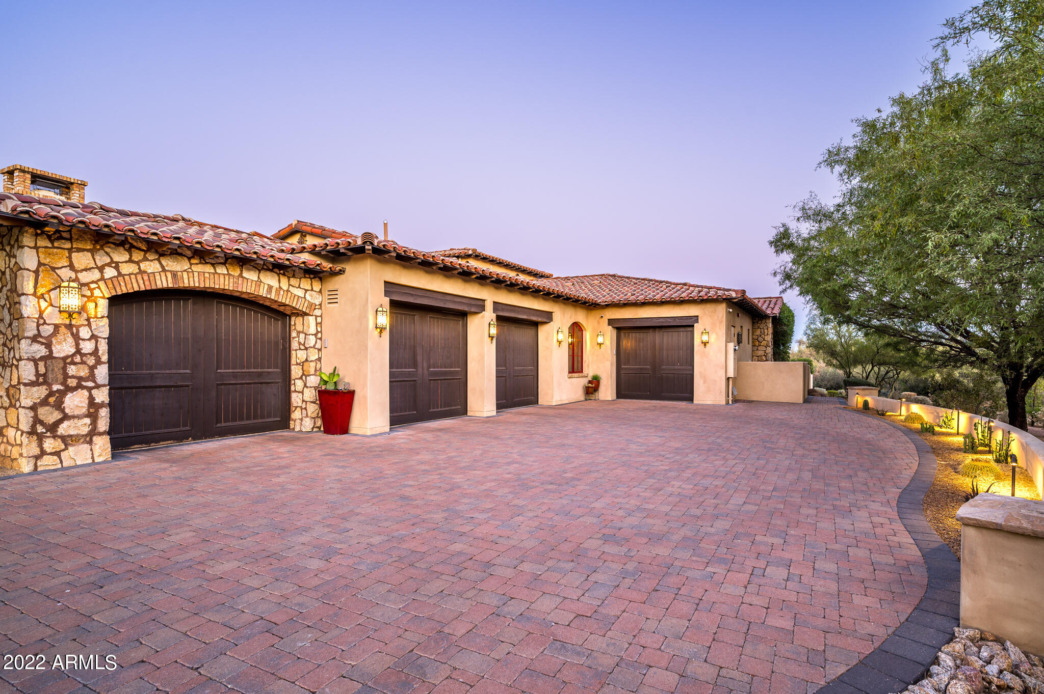 WHISPER ROCK - Residential