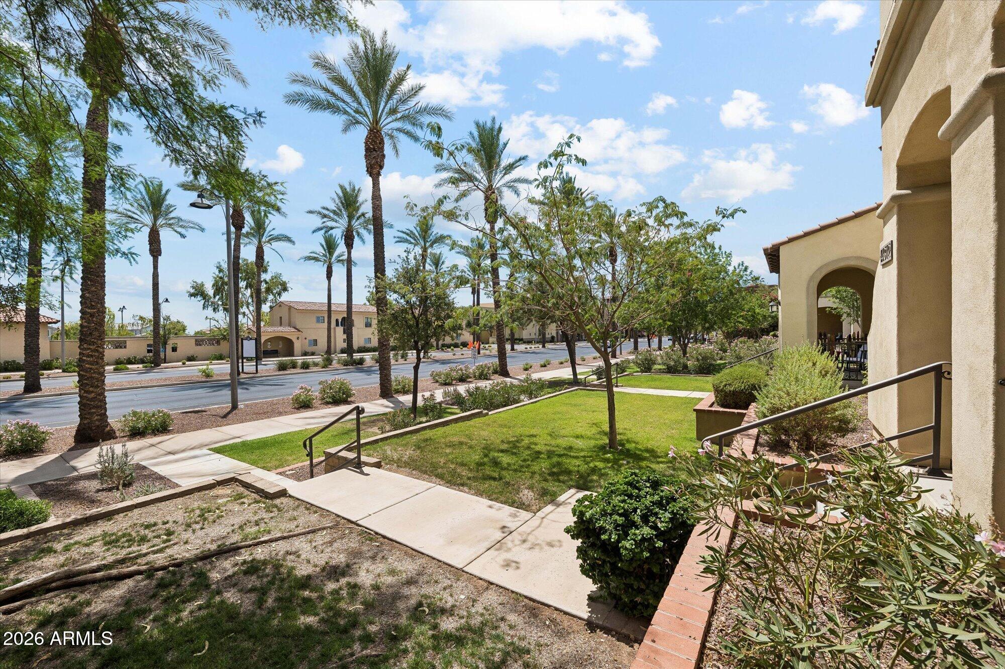 4312 N VERRADO Way