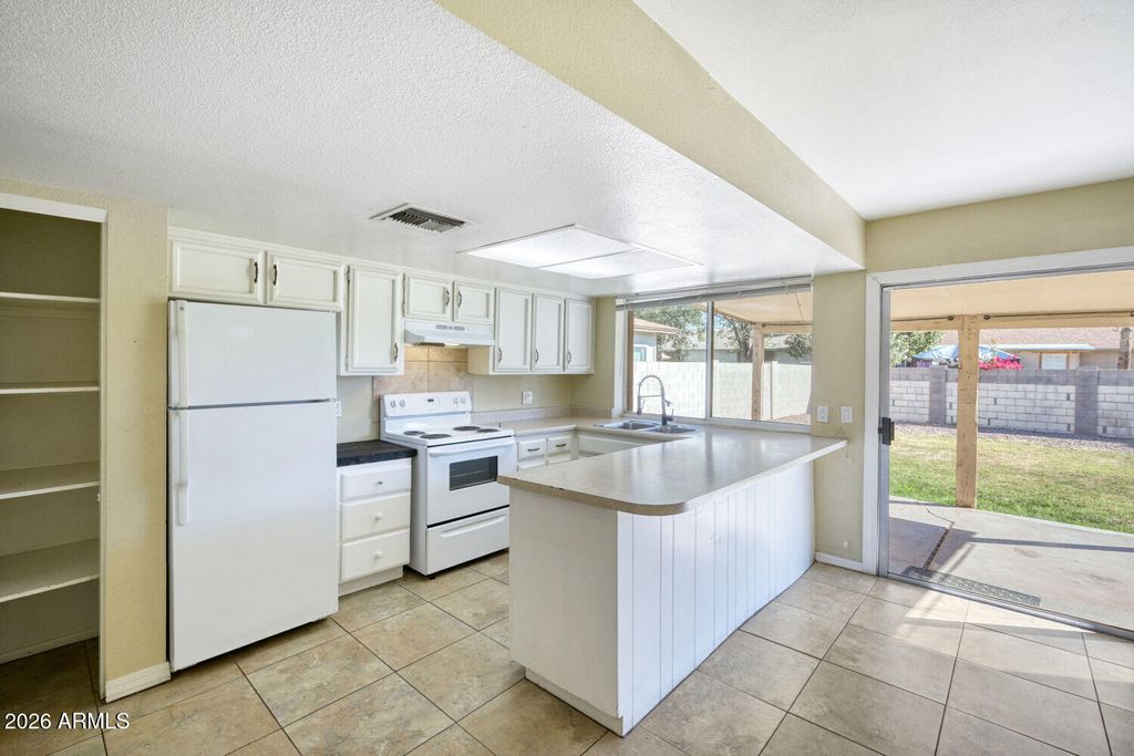 Photo of 1064 E Hoover Avenue, Mesa, AZ 85204 (MLS # 7000201)