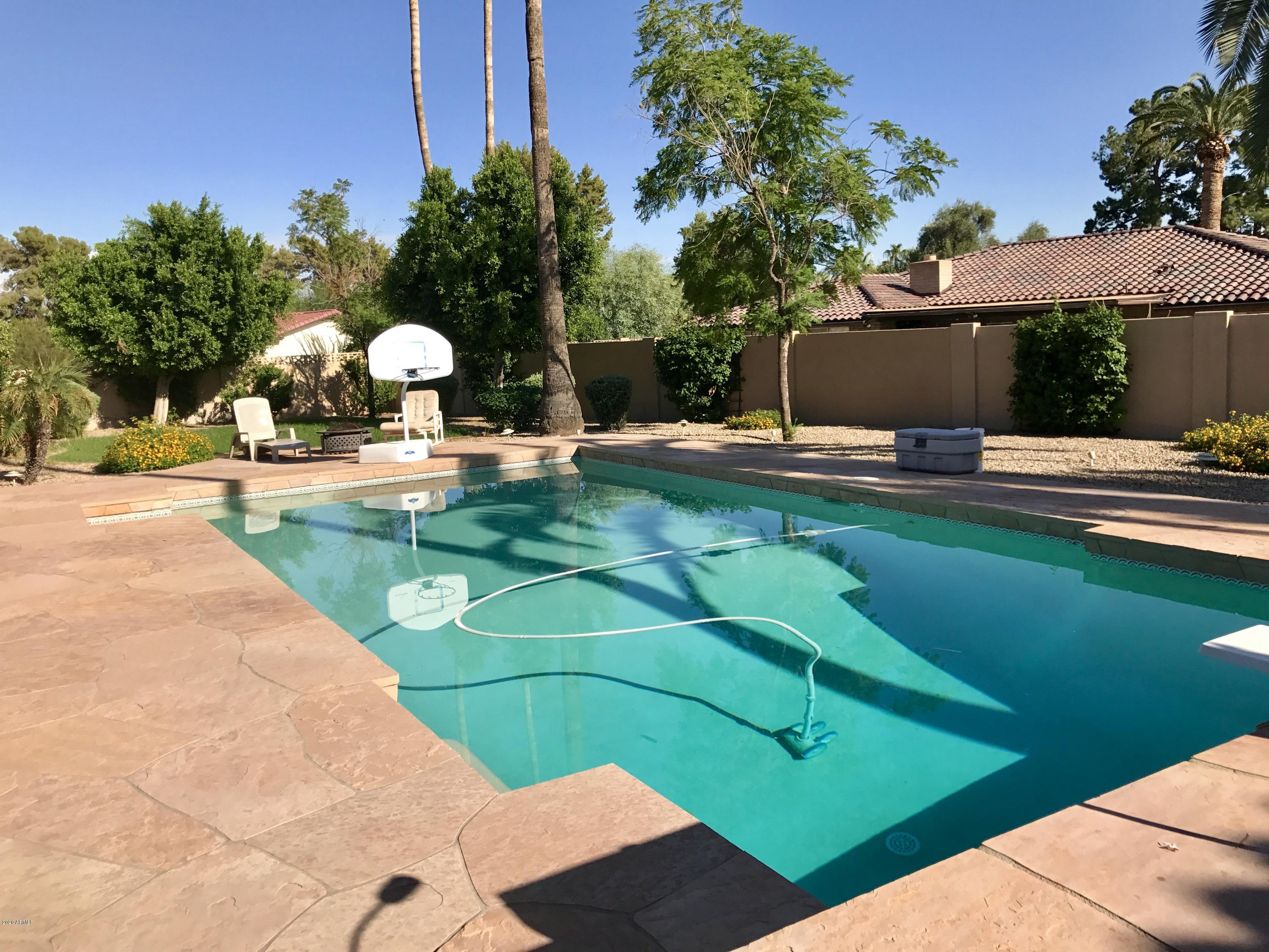 185 E CERCADO Lane