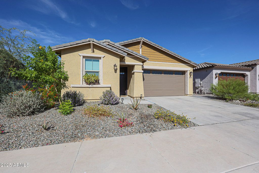 Photo of 1634 W Monte Way, Phoenix, AZ 85041 (MLS # 6936054)