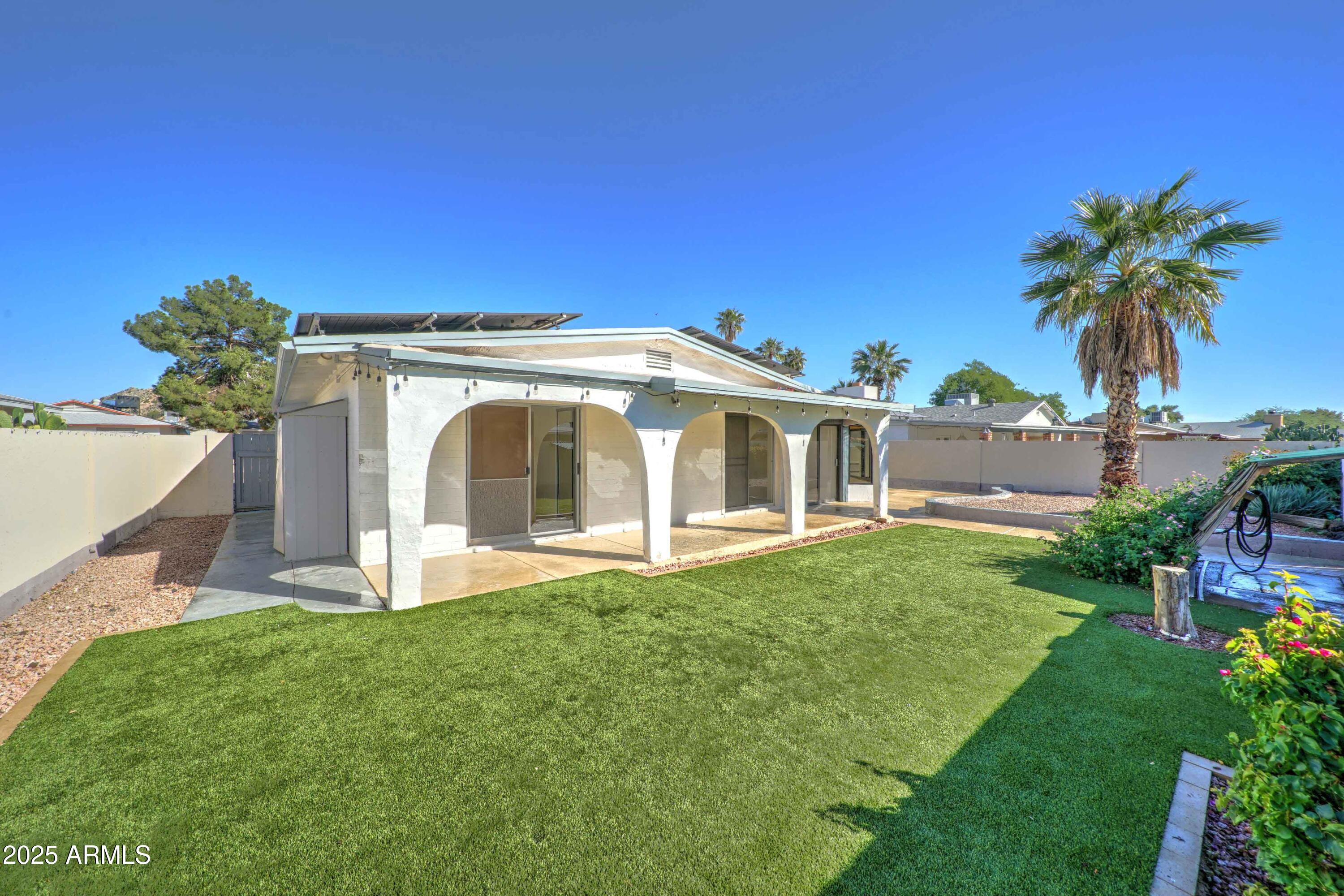 2427 E MARMORA Street