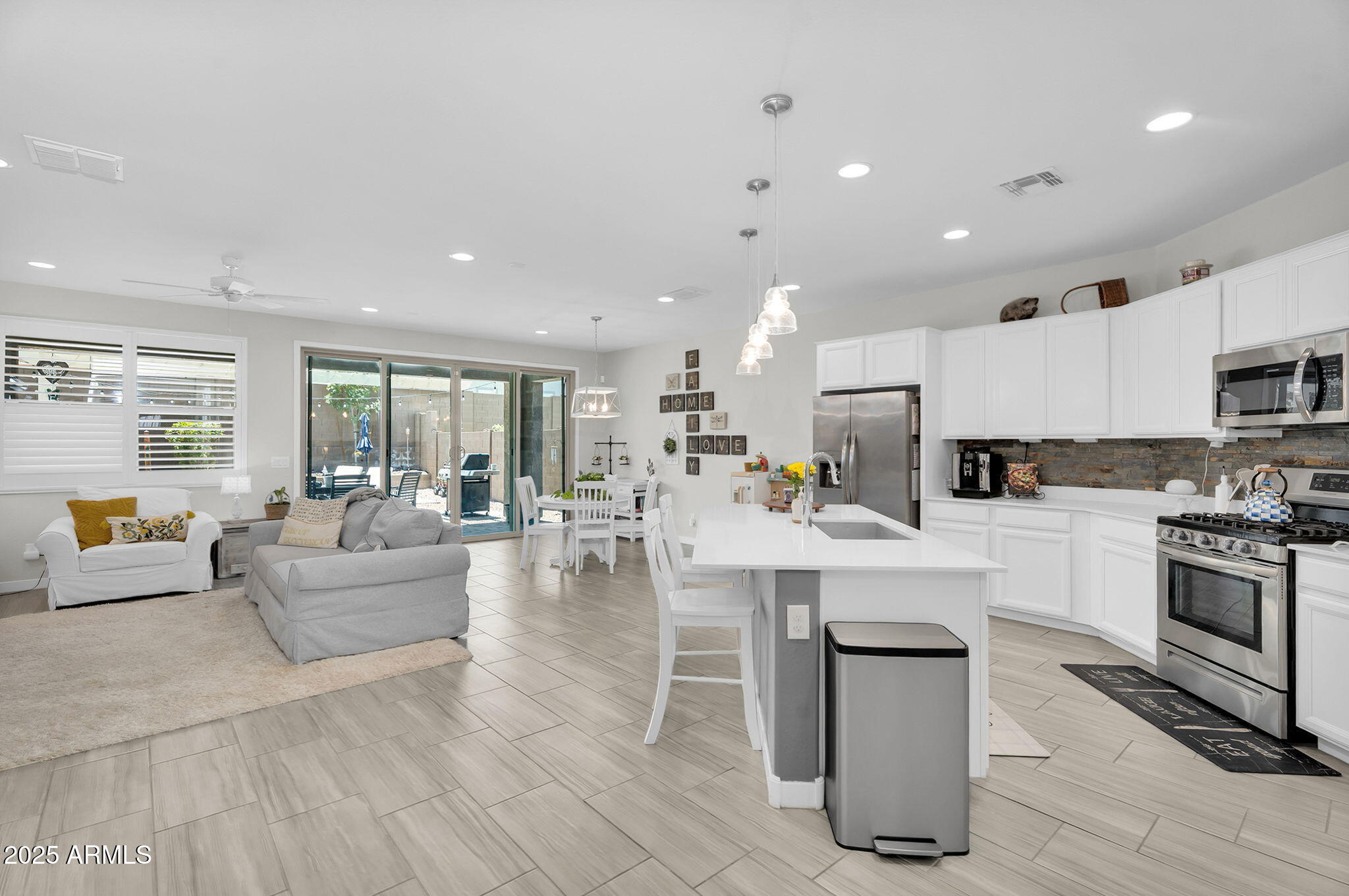 1529 W CARMEN Street