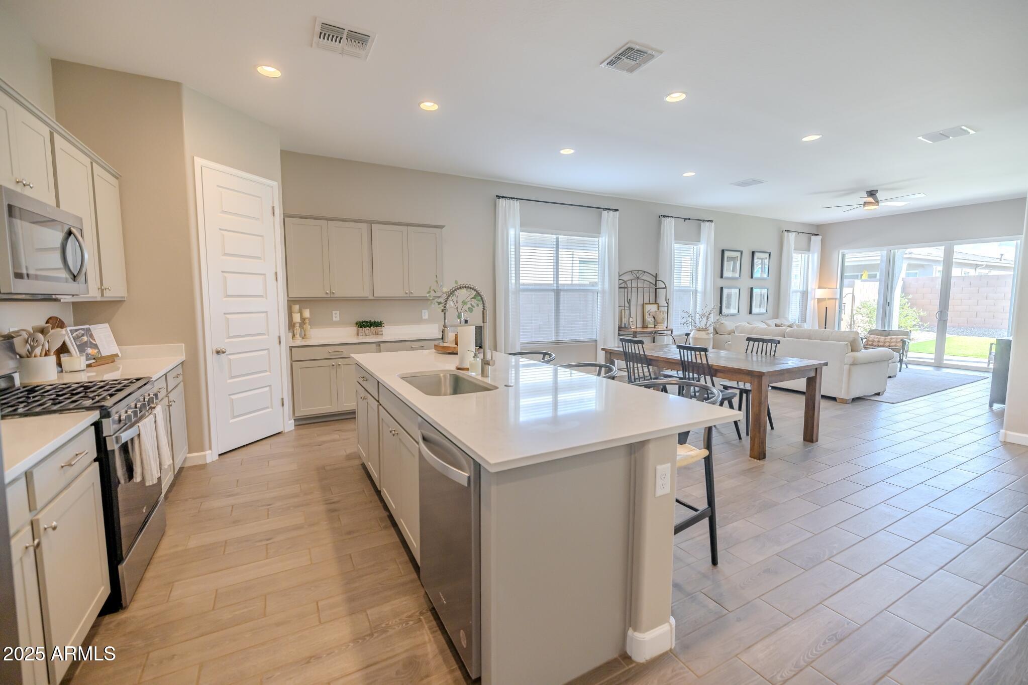 40889 W HILLMAN Drive