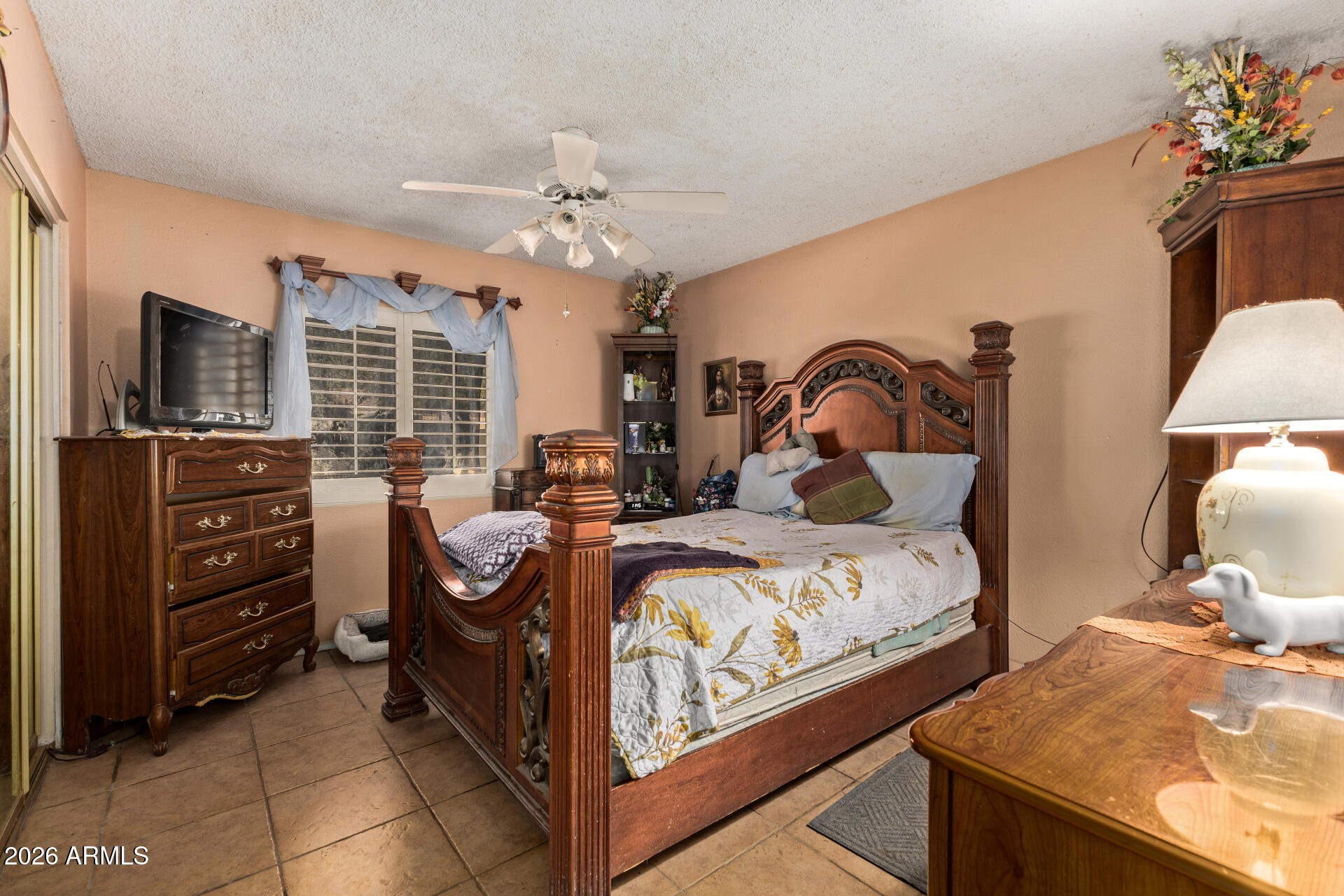 8048 W GLENROSA Avenue W