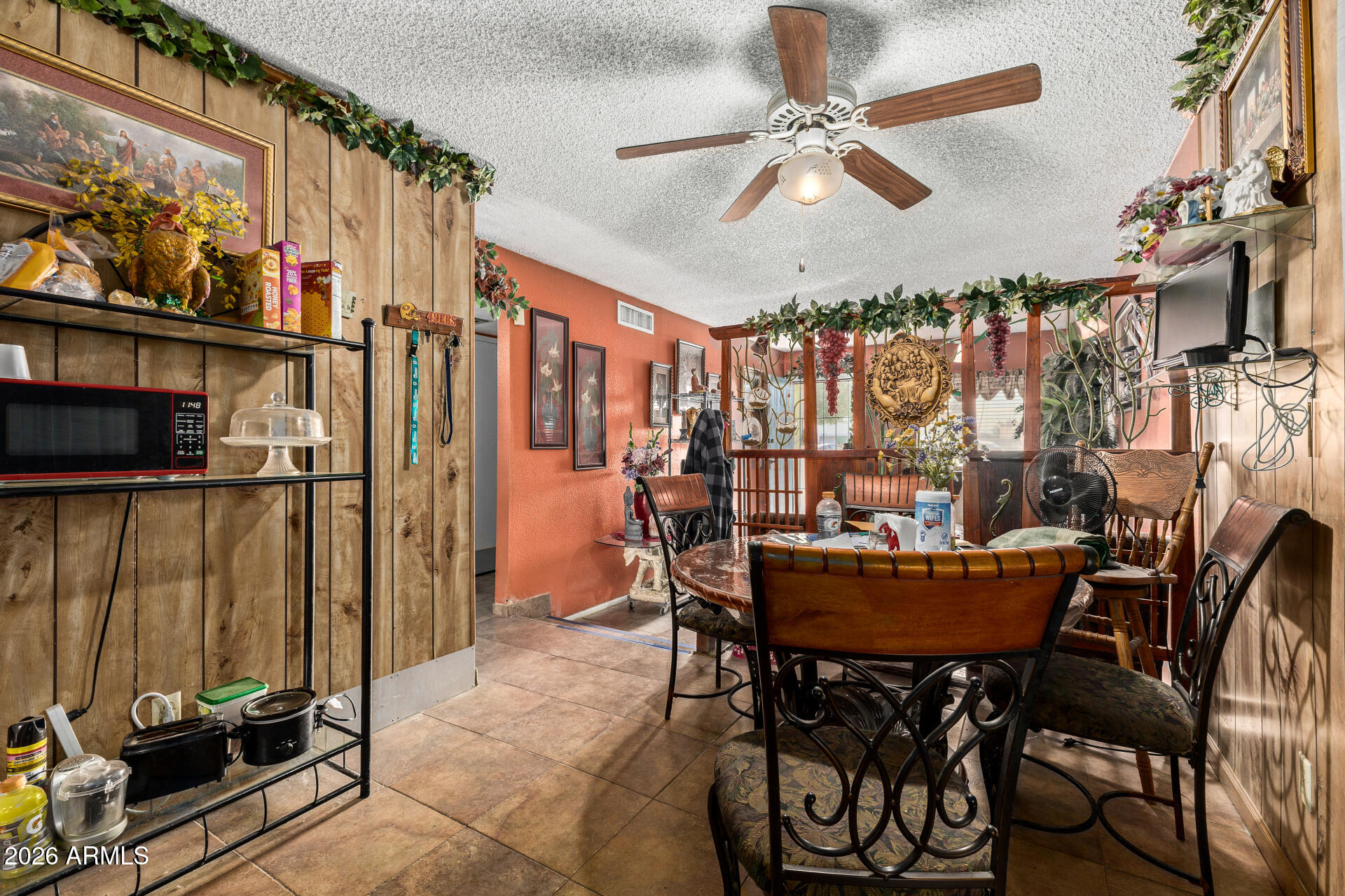 8048 W GLENROSA Avenue W