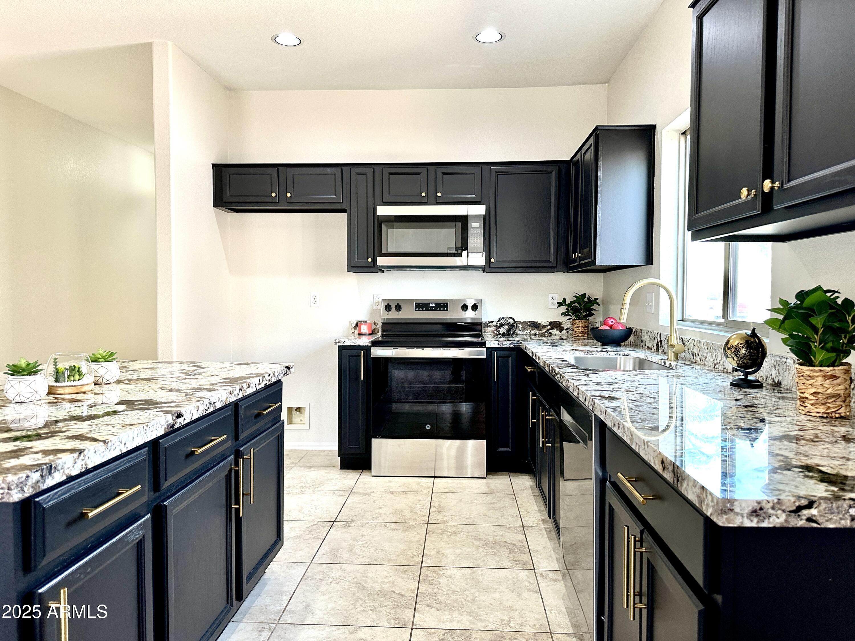 Homes 4 834 W CHOLLA Street