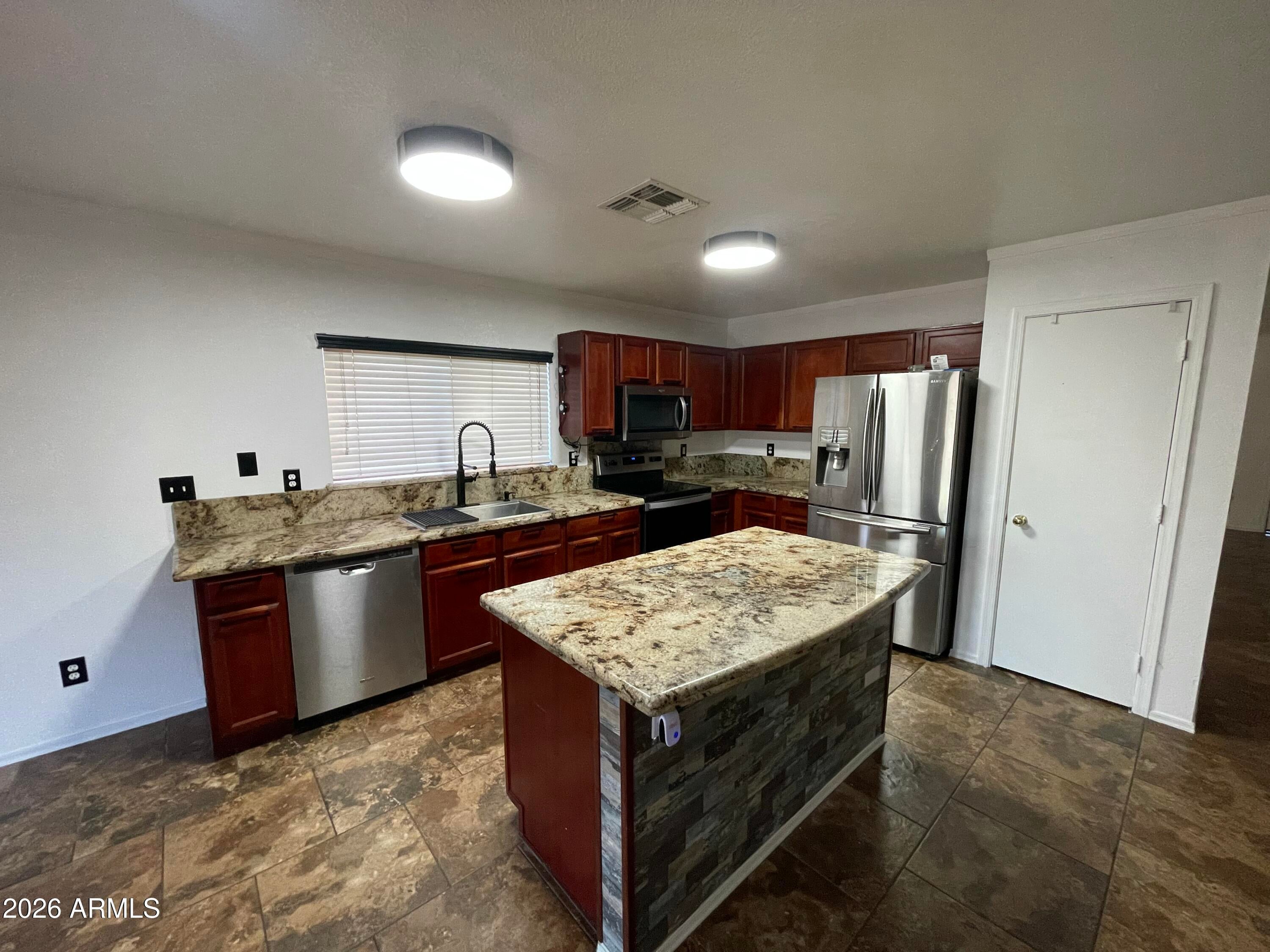 578 W Racine Loop