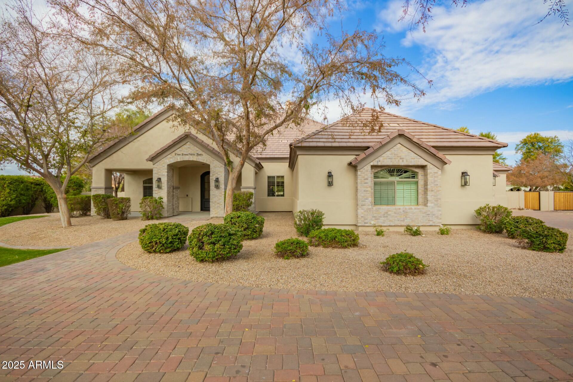2090 E COCONINO Court