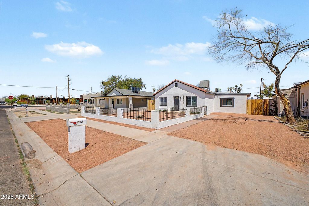 Photo of 2912 E Monroe Street E, Phoenix, AZ 85034 (MLS # 7028110)