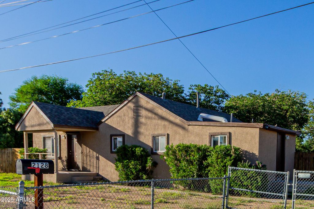 Photo of 2128 W Georgia Avenue, Phoenix, AZ 85015 (MLS # 6935280)