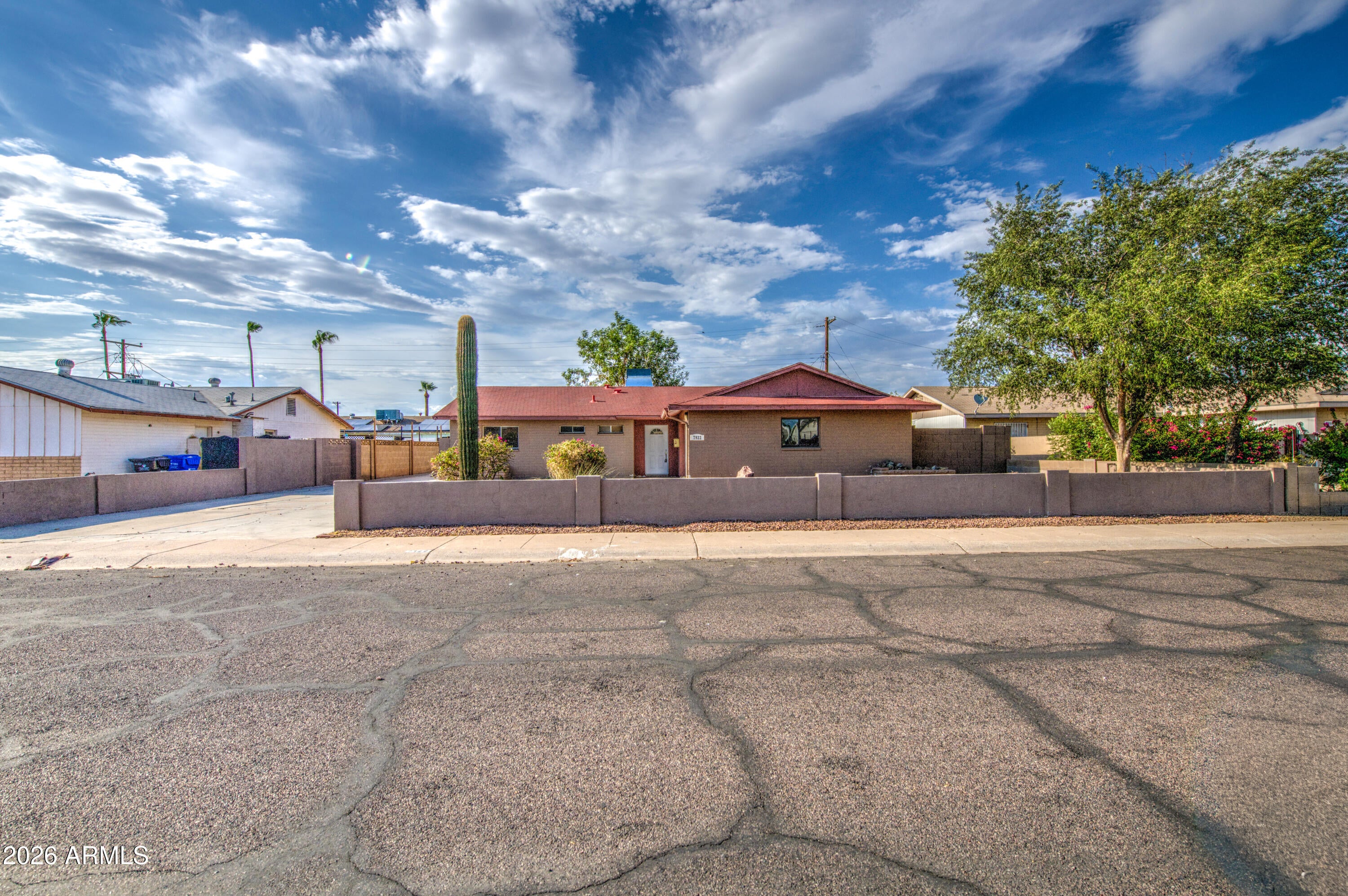 7922 W EARLL Drive
