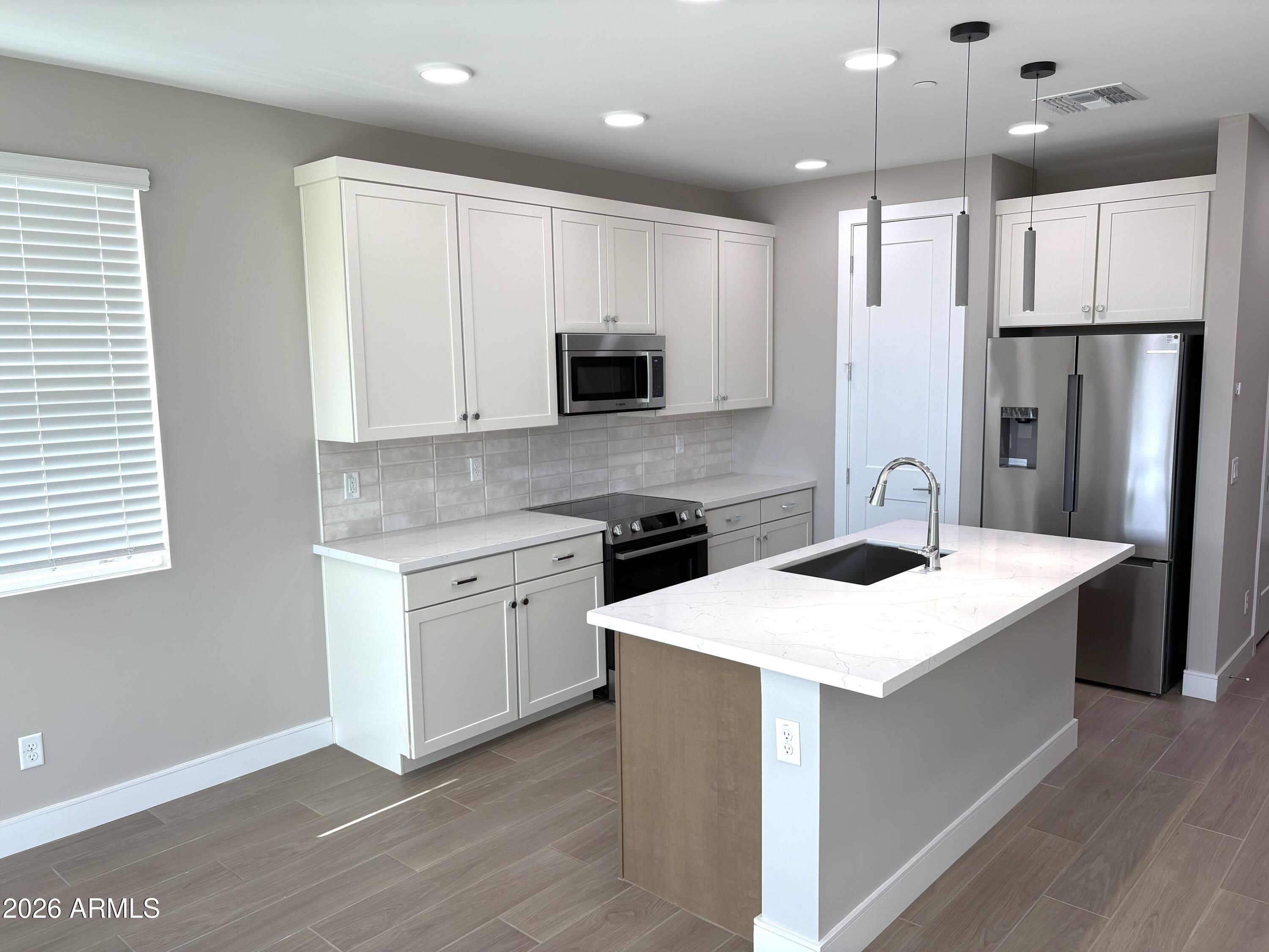 1005 E PASADENA Avenue