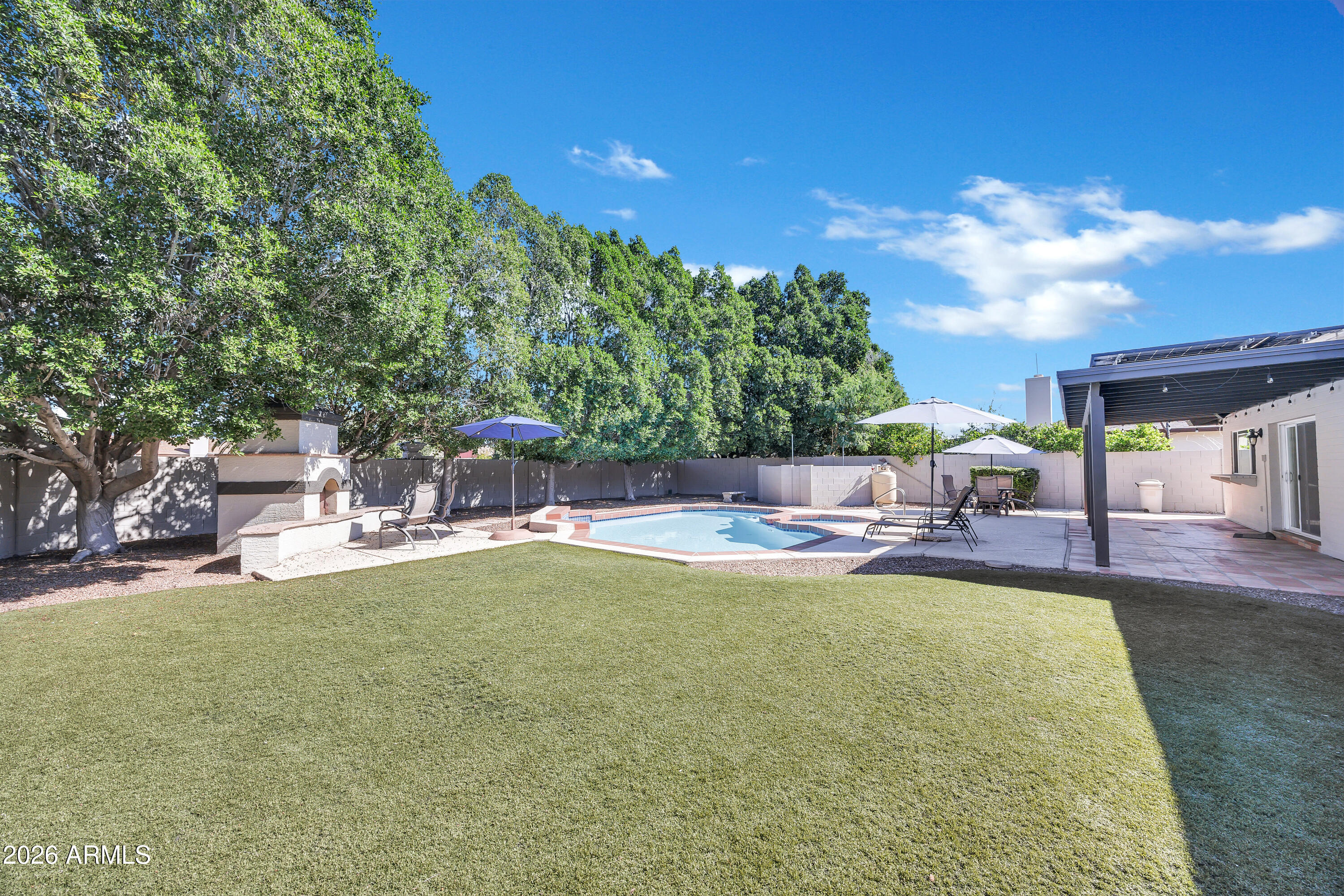 960 W KNOWLES Circle