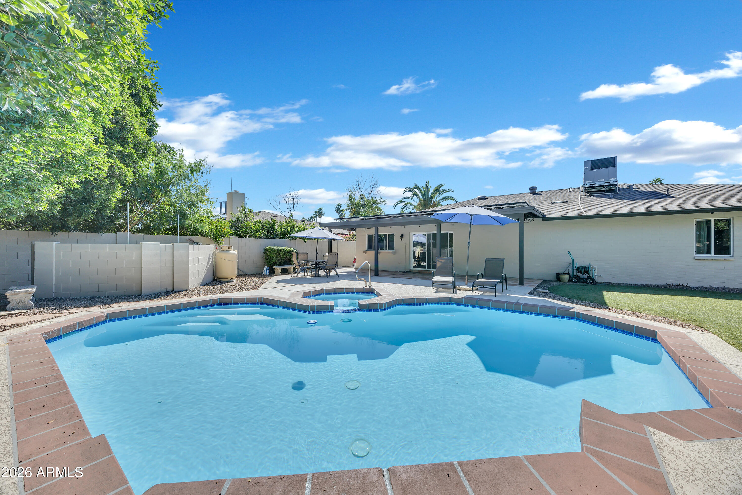 960 W KNOWLES Circle