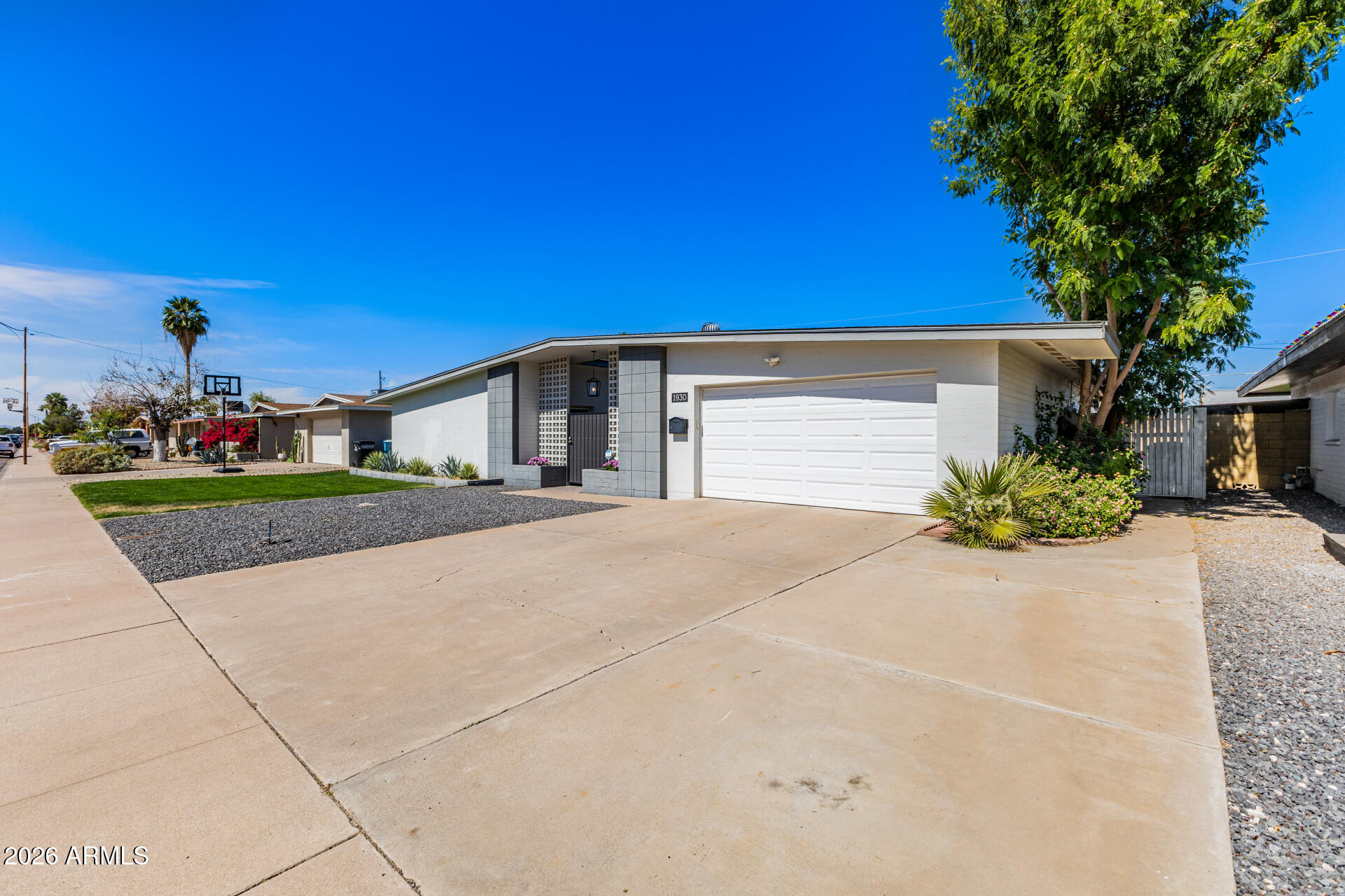 1930 W JOAN DE ARC Avenue