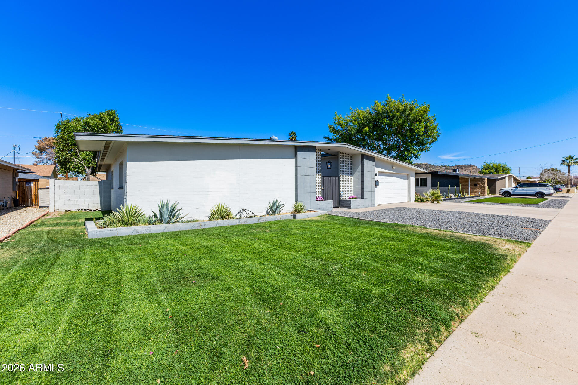 1930 W JOAN DE ARC Avenue