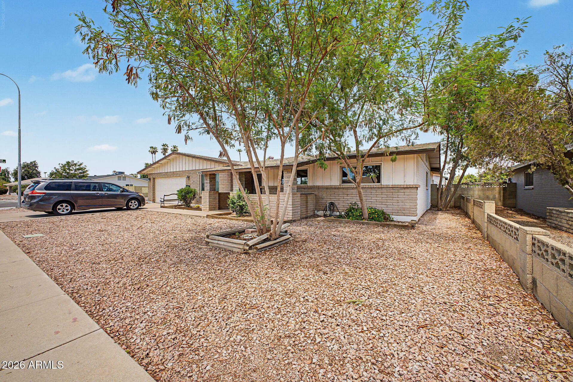 1906 E MINTON Drive