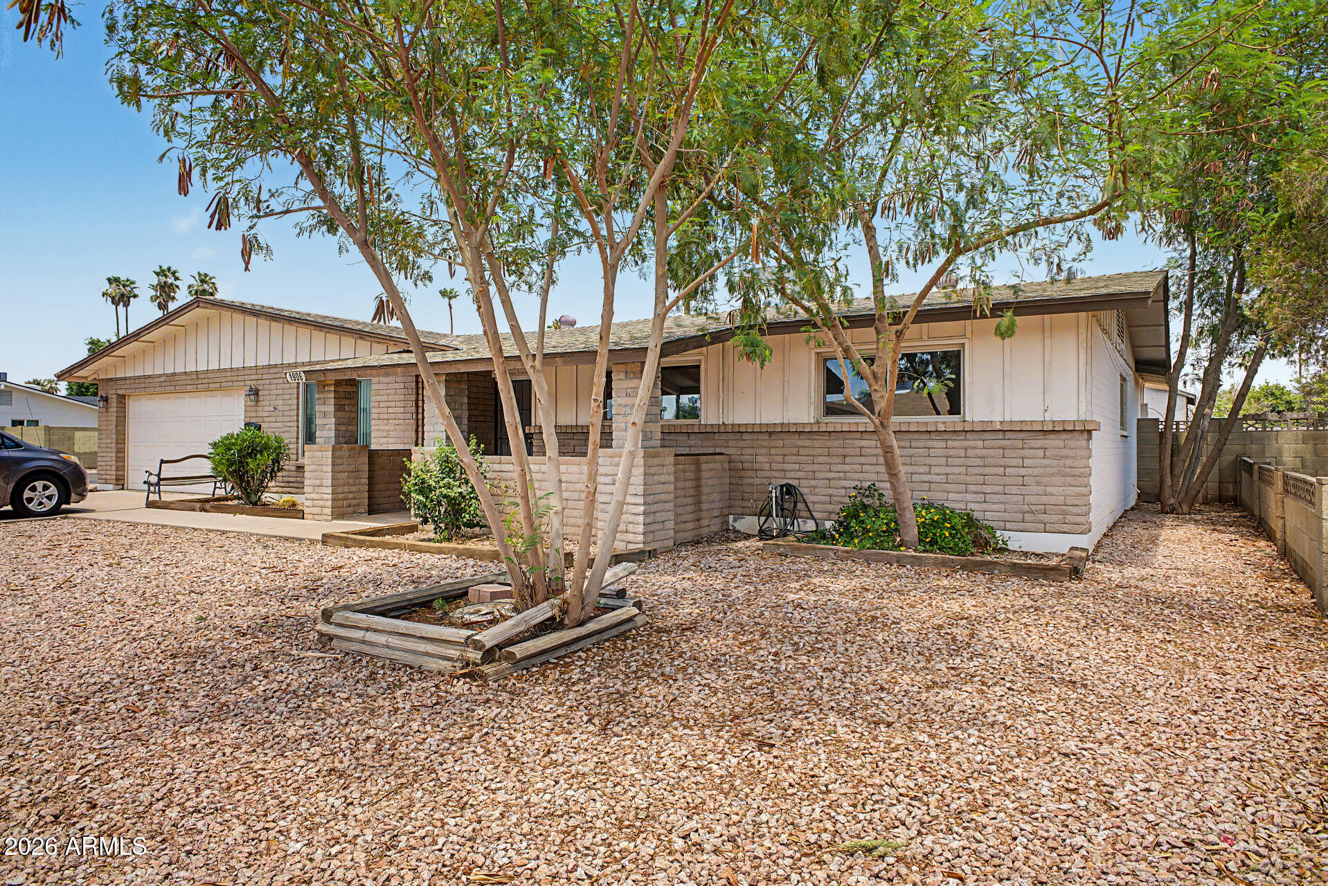 1906 E MINTON Drive