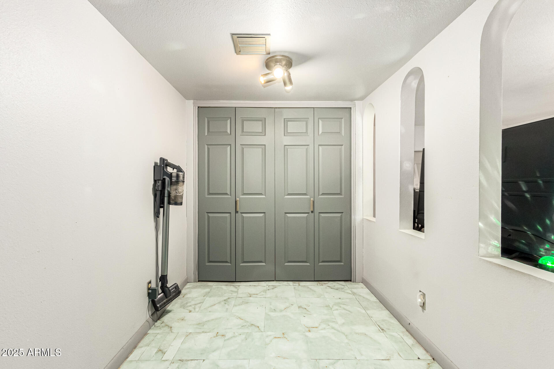 1910 W BELMONT Avenue