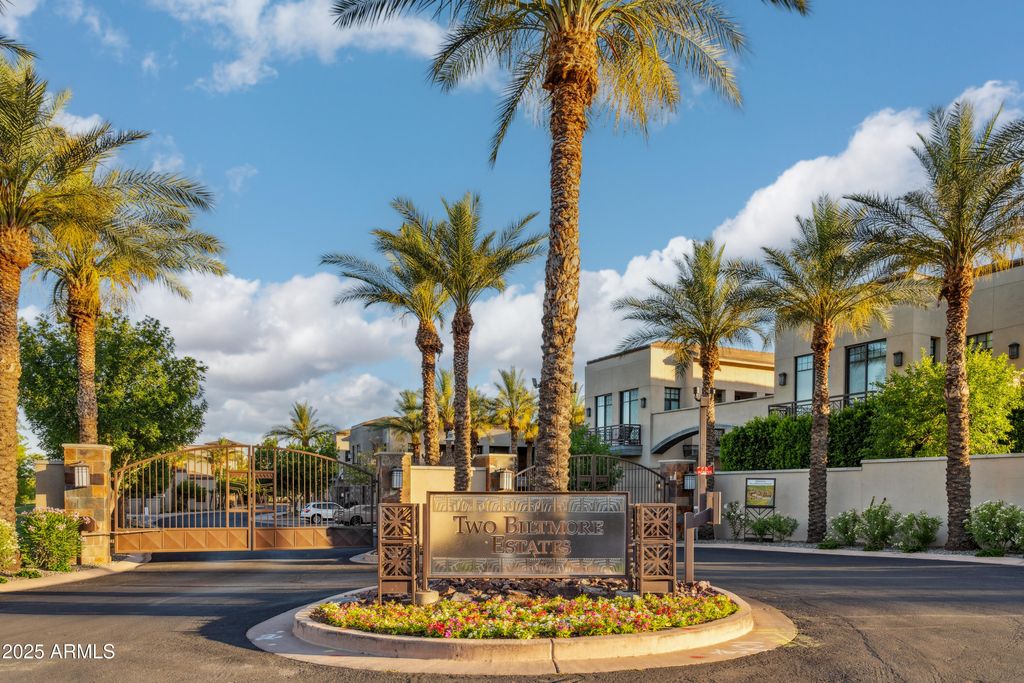 Photo of 2 Biltmore Estate #309, Phoenix, AZ 85016 (MLS # 6974994)