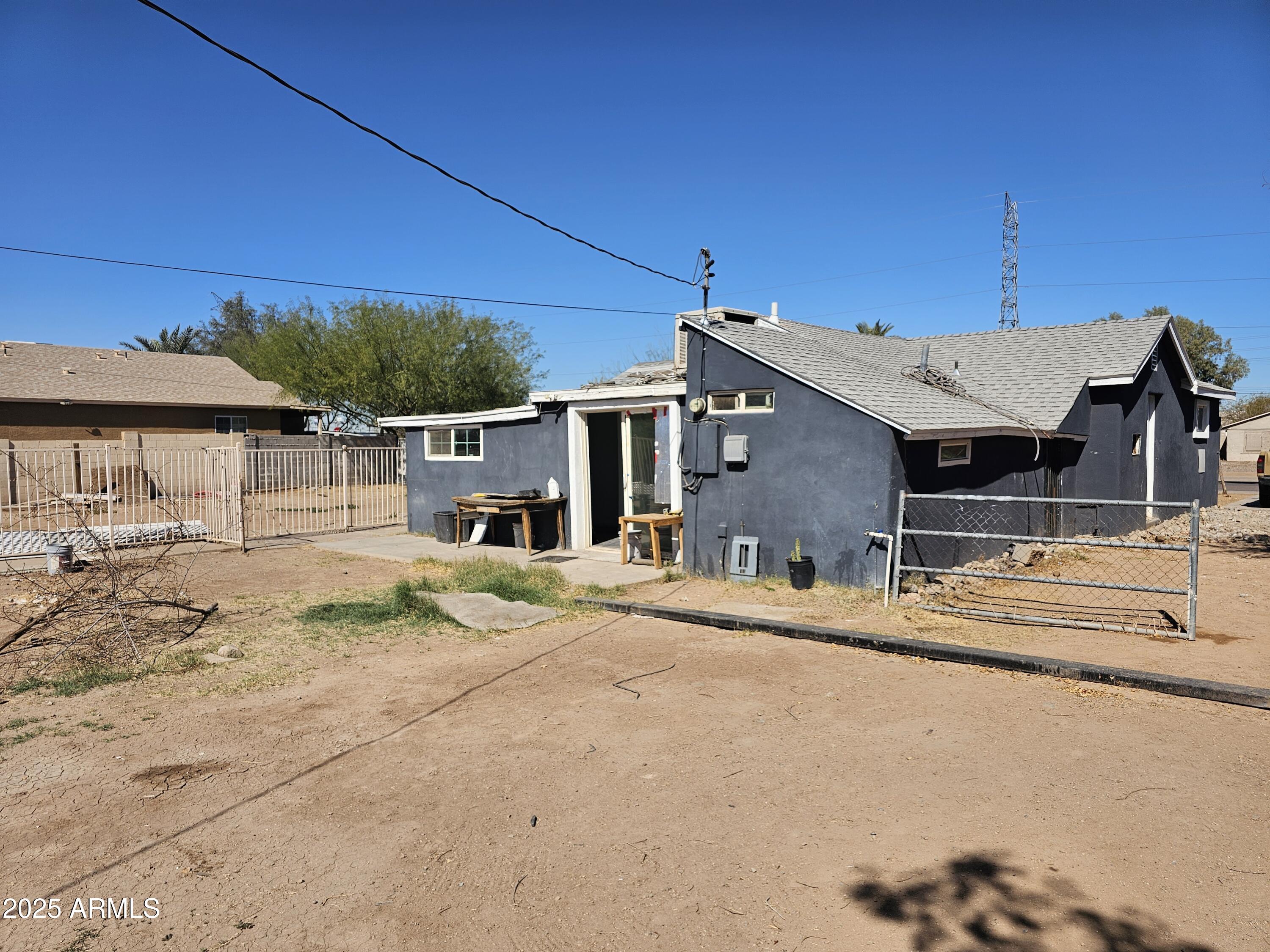 2205 W HADLEY Street