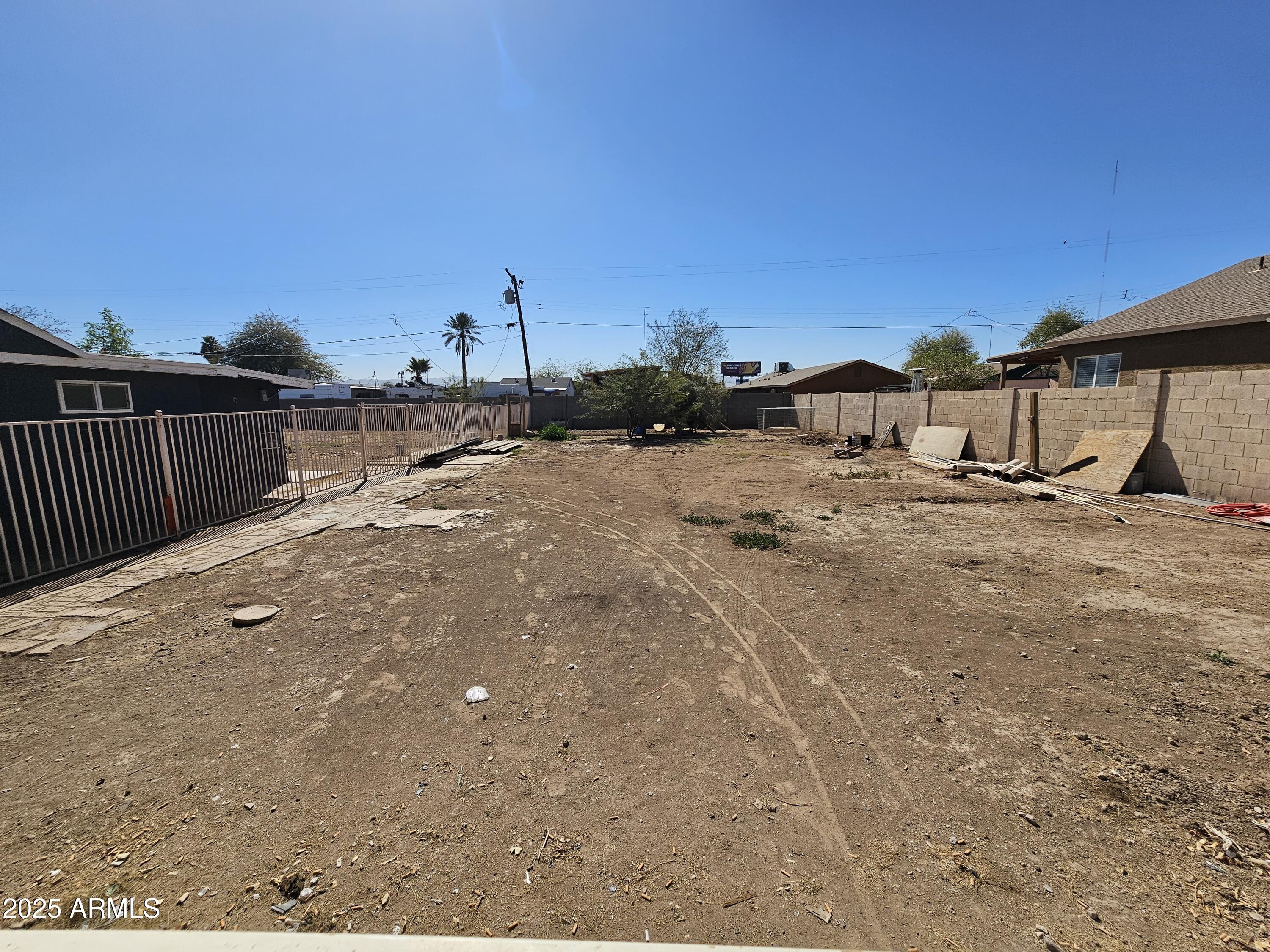 2205 W HADLEY Street