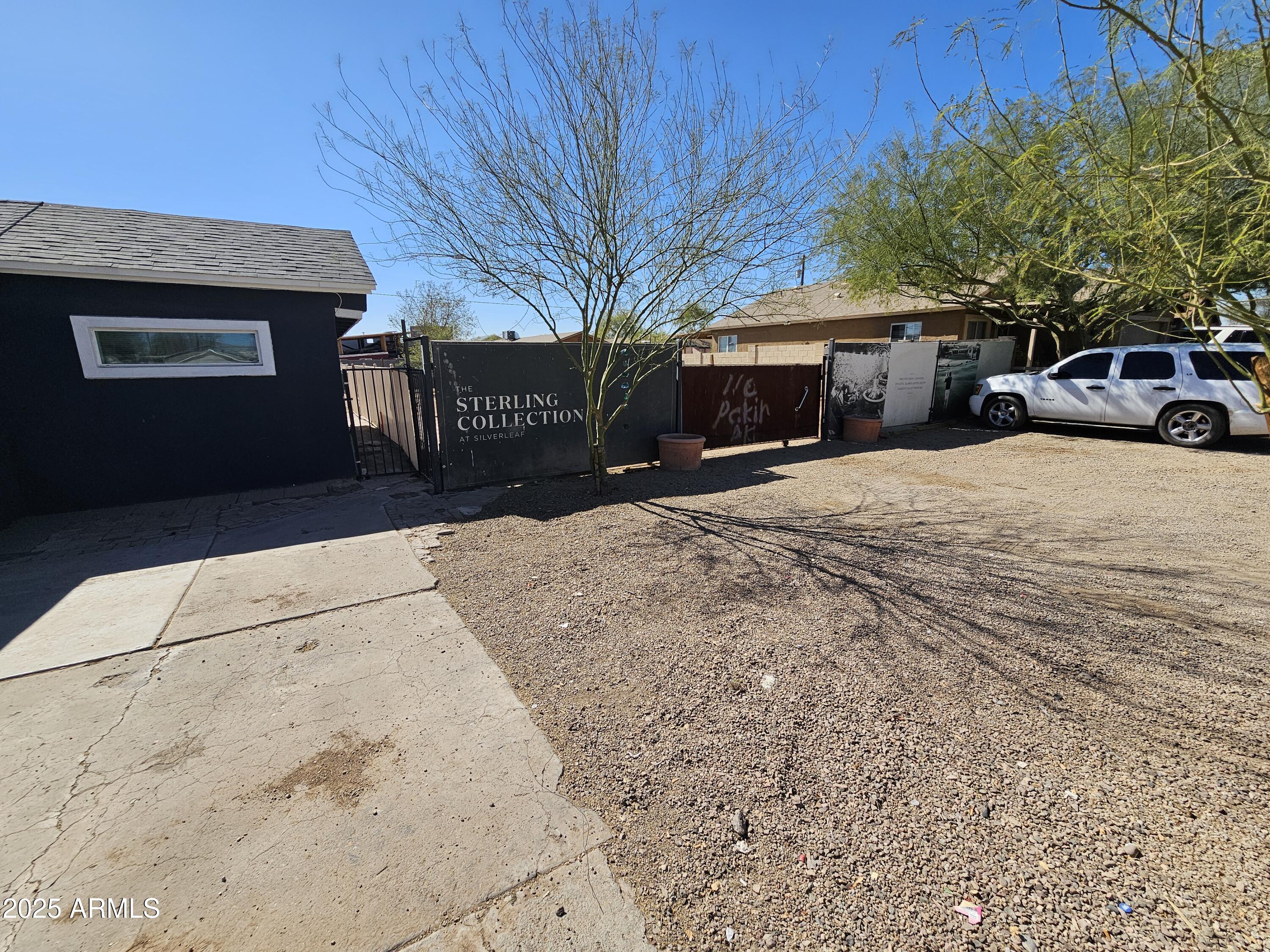 2205 W HADLEY Street