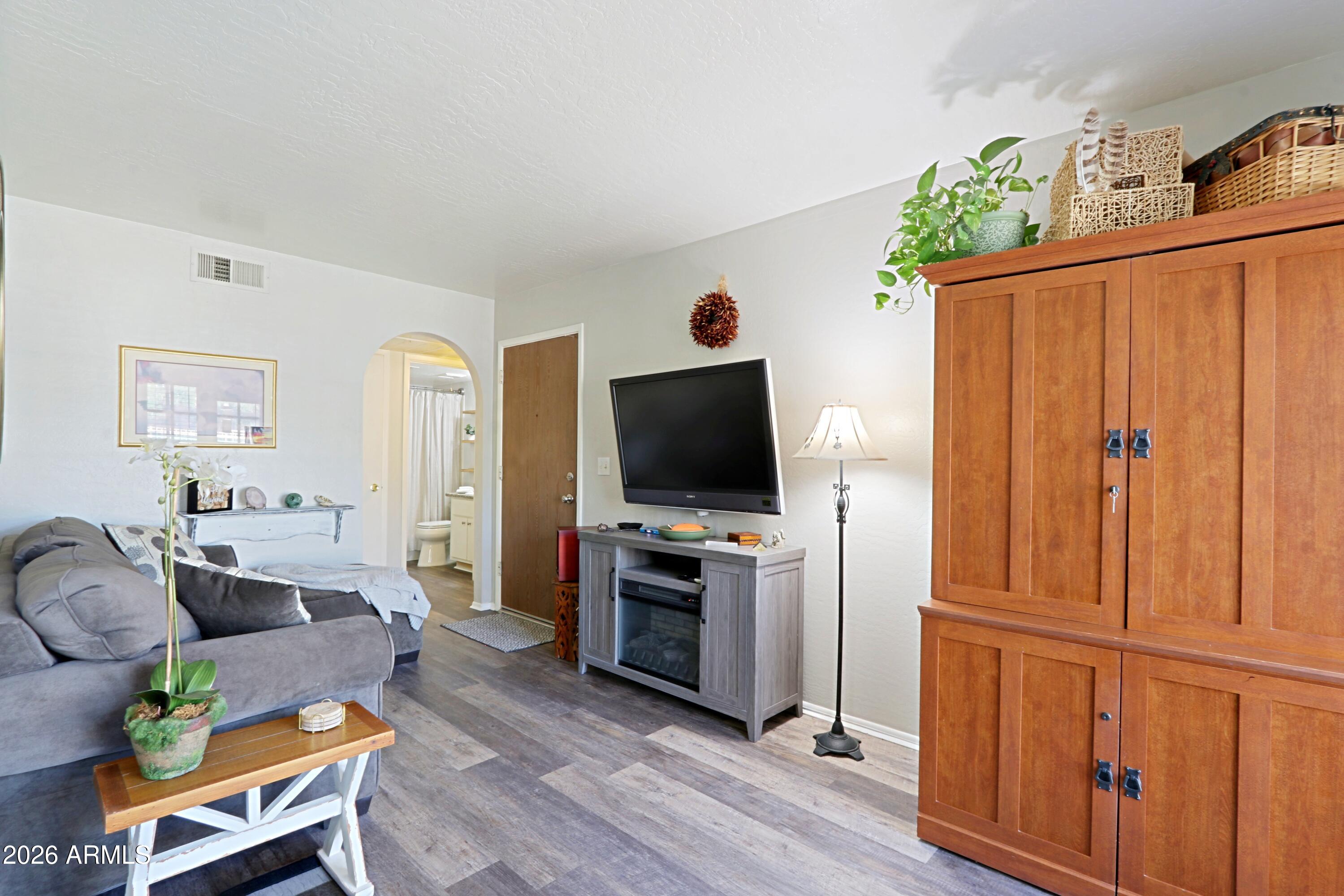 7502 E CAREFREE Drive 104