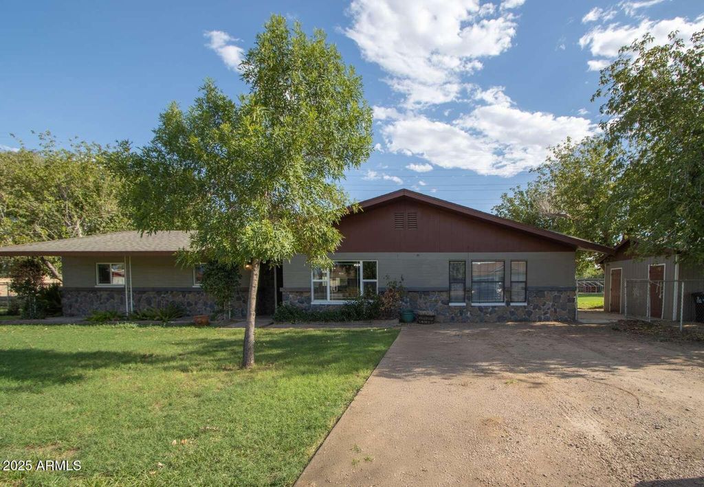 Photo of 2975 E Campbell Road, Gilbert, AZ 85234 (MLS # 6913839)
