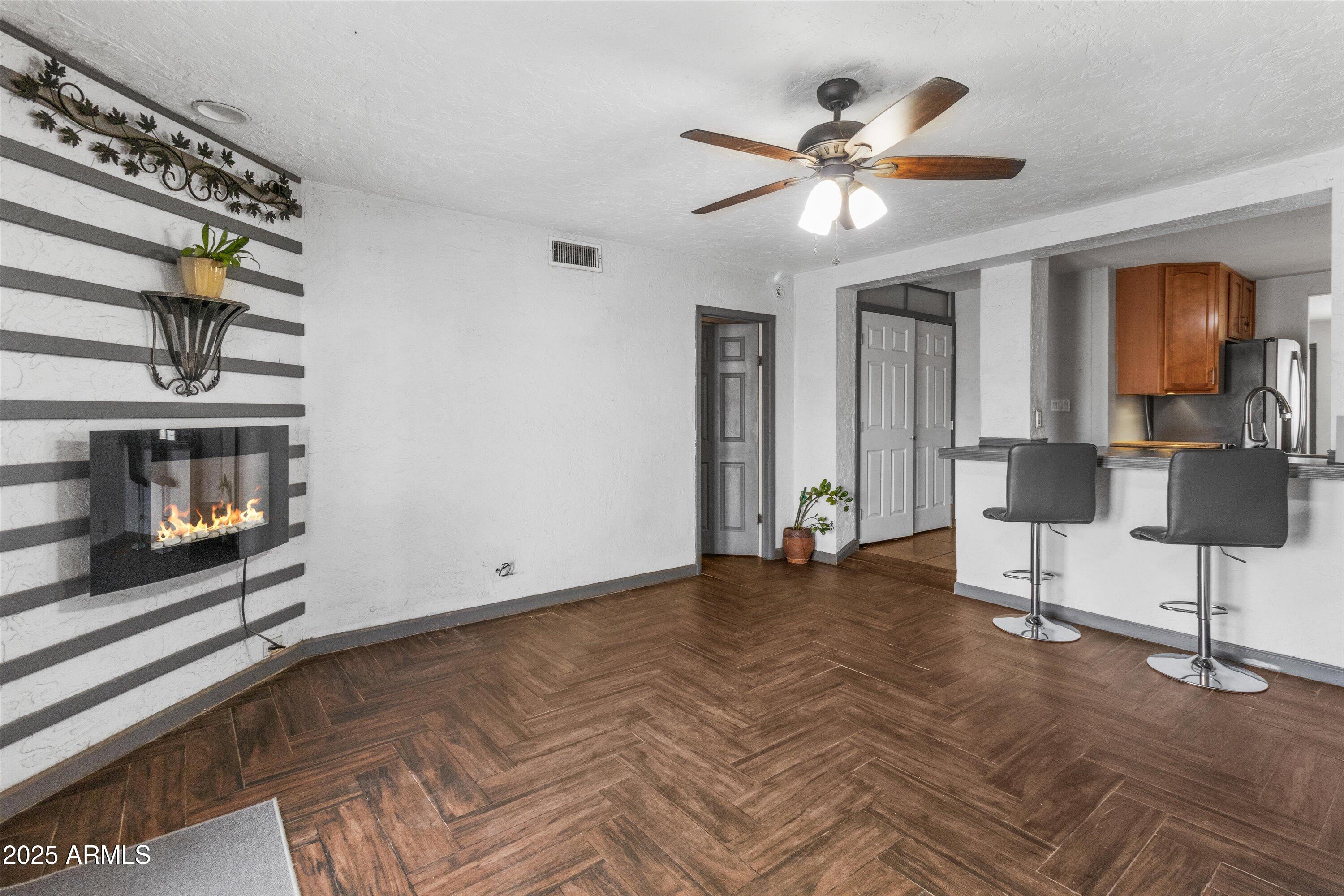 834 E GRANADA Avenue