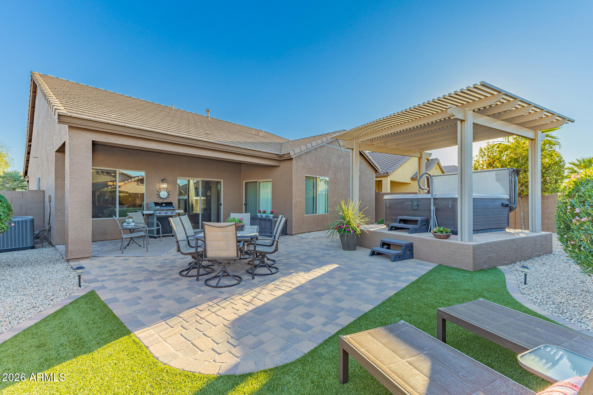 1064 W DESERT GLEN Drive