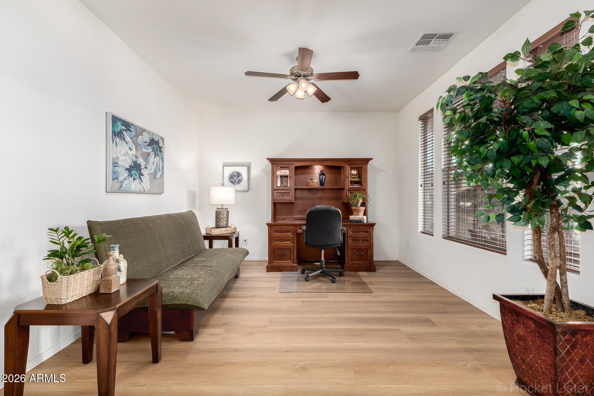 1064 W DESERT GLEN Drive