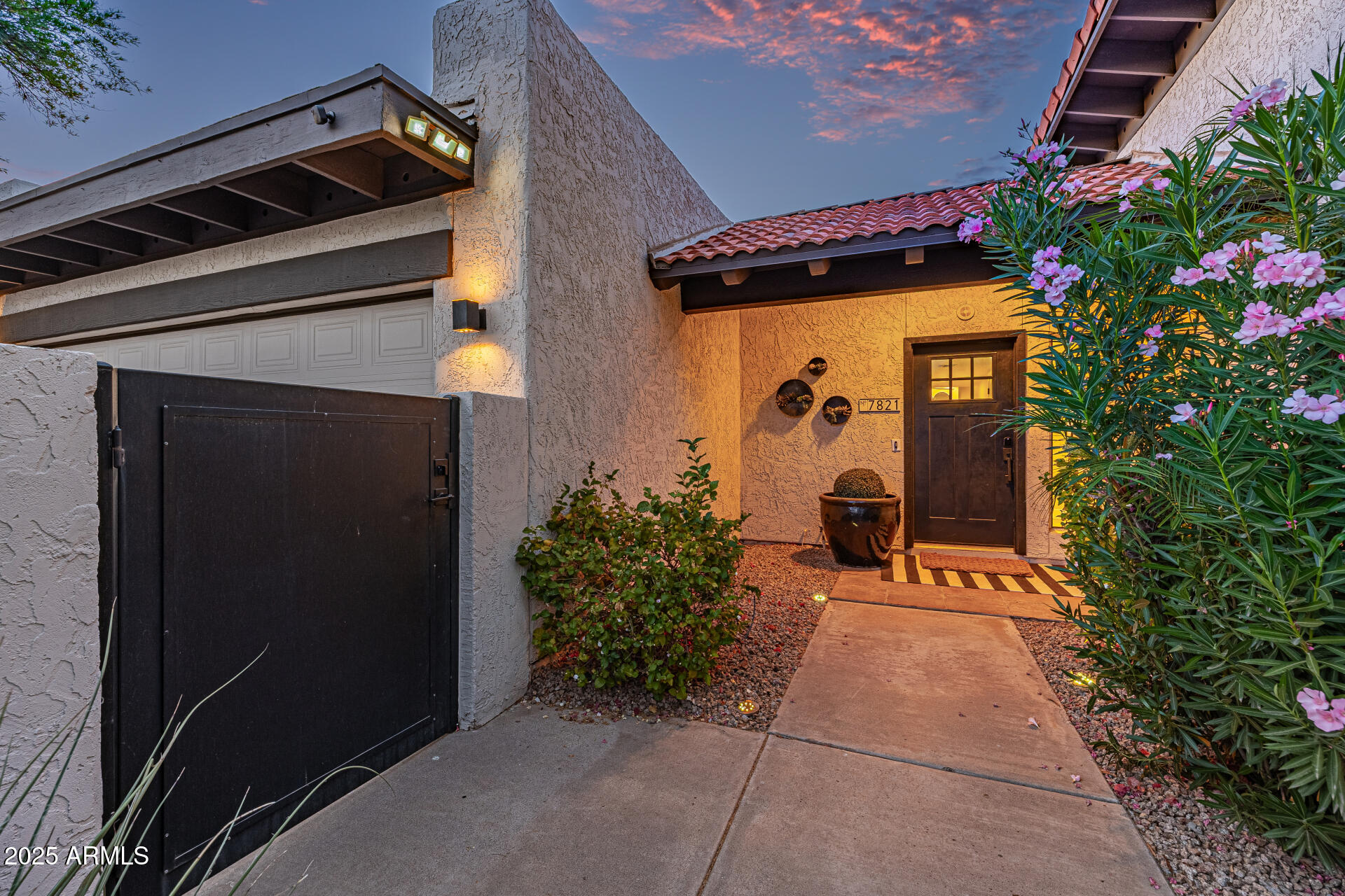 Homes 3 7821 N VIA DE LA SOMBRE --