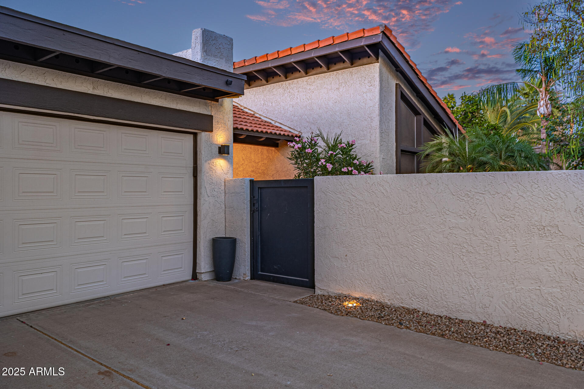 Homes 2 7821 N VIA DE LA SOMBRE --