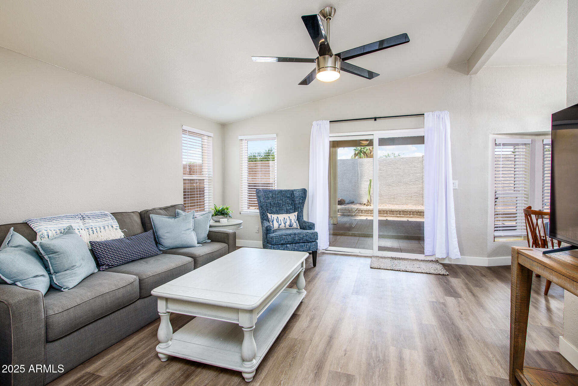 1672 E AUGUSTA Avenue