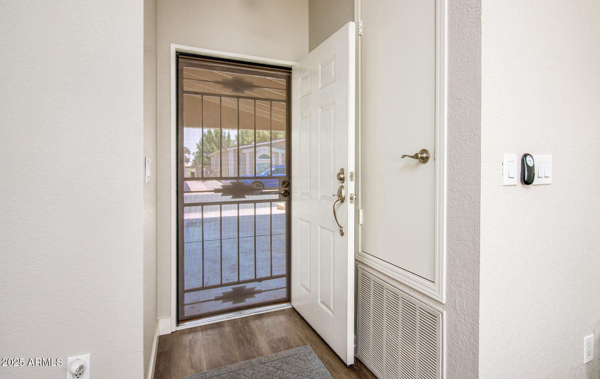 1672 E AUGUSTA Avenue