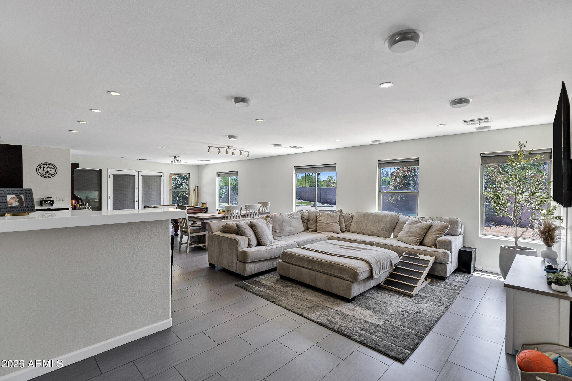 2461 W GOLDMINE MOUNTAIN Drive