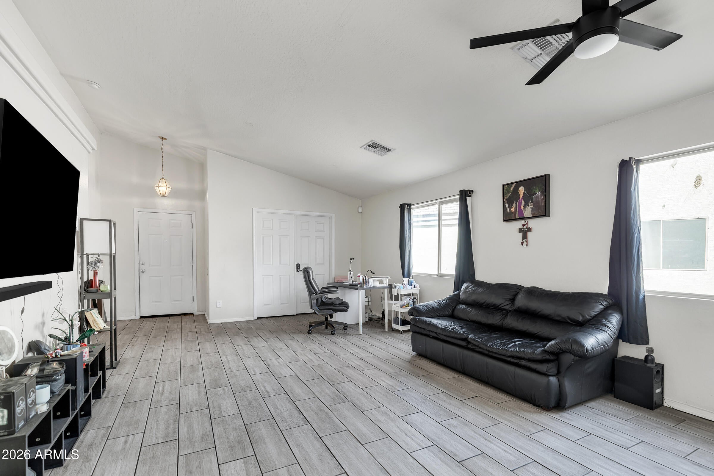 3233 W HUNTINGTON Drive