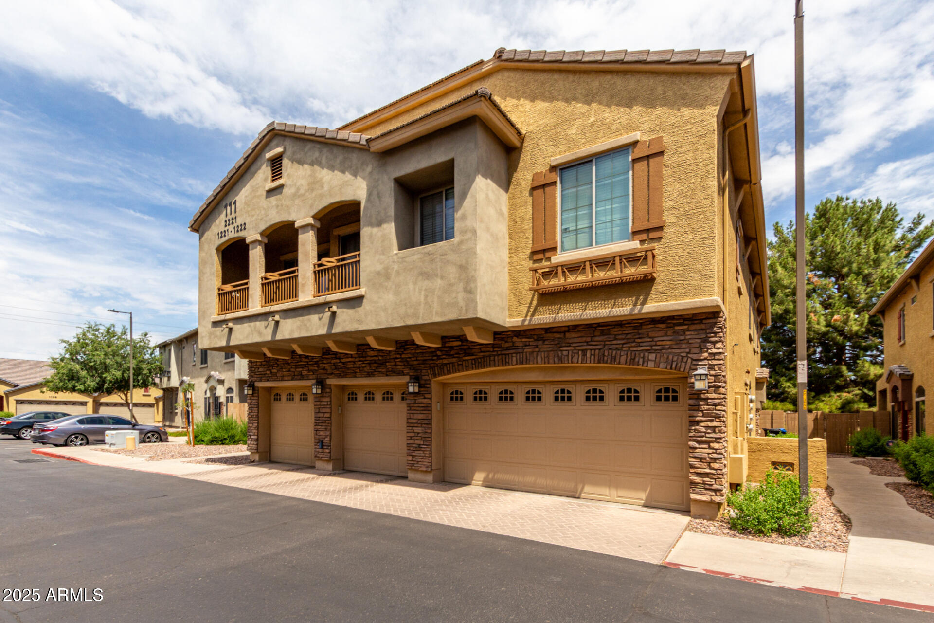 Homes 2 1350 S GREENFIELD Road 1221