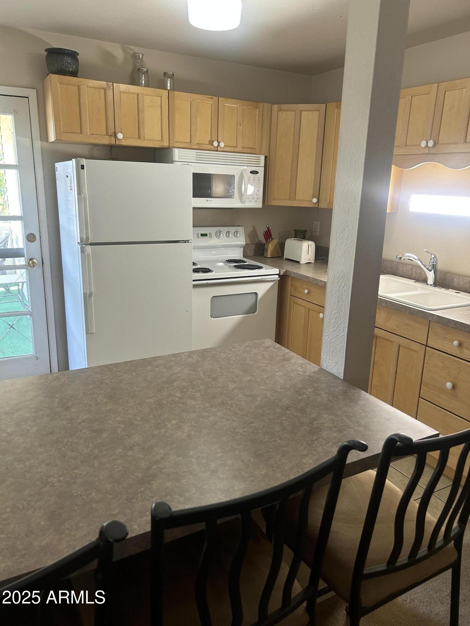 2605 W Rose Lane -- B201