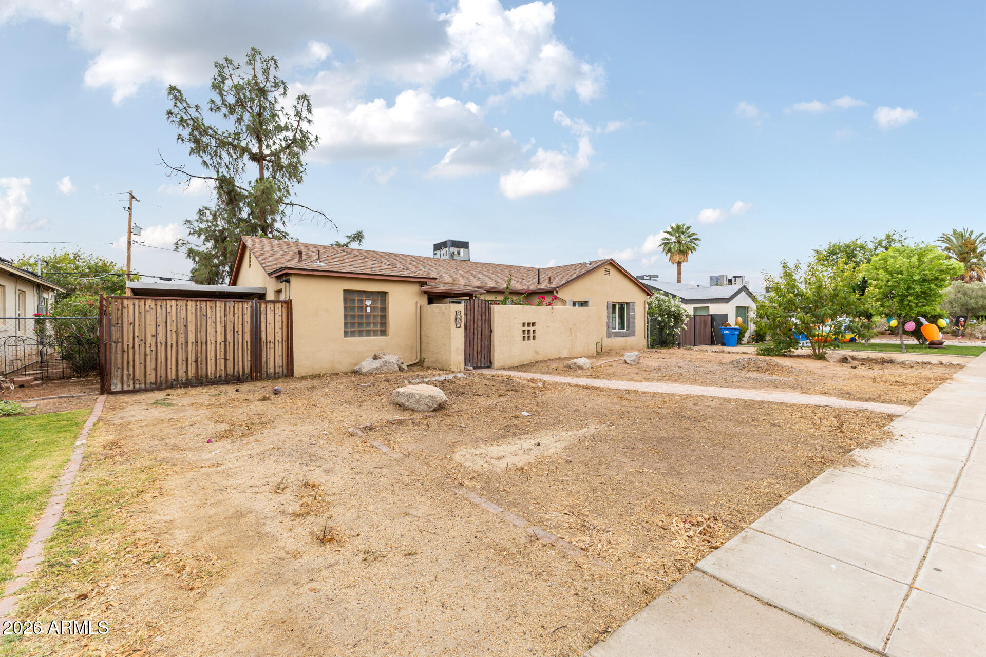 1423 E CORONADO Road