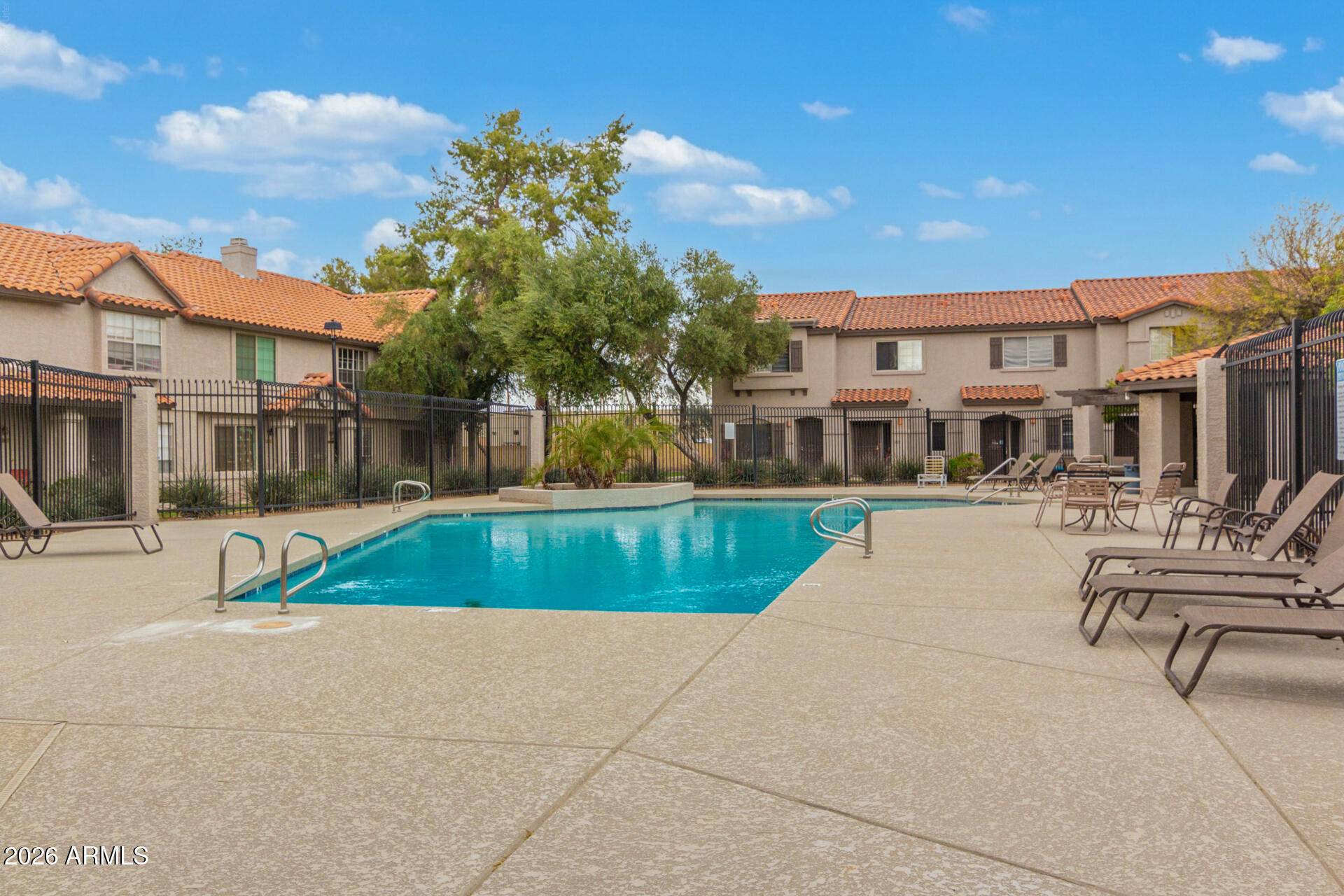 1961 N HARTFORD Street N 1023