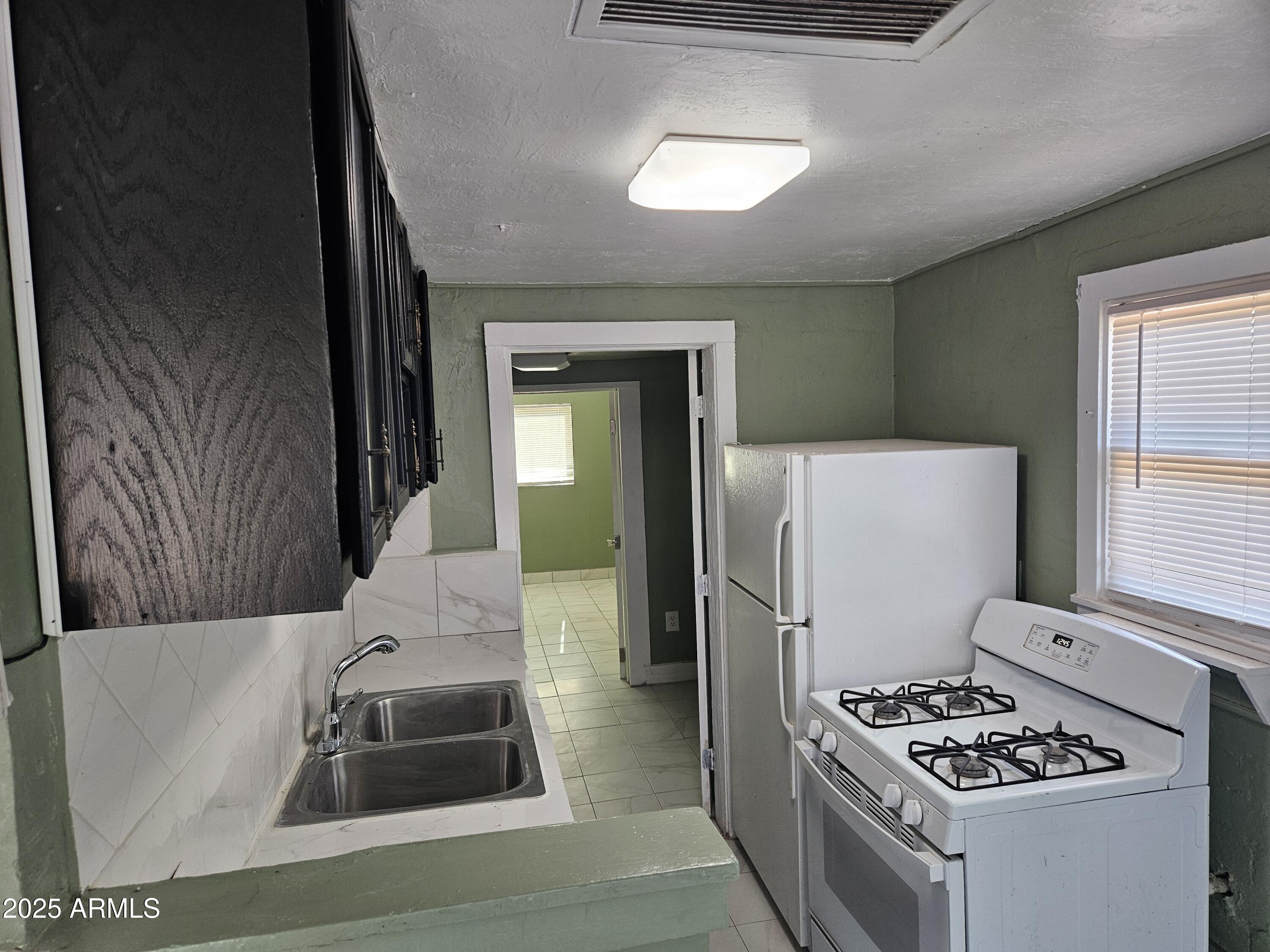 725 W SOUTHGATE Avenue