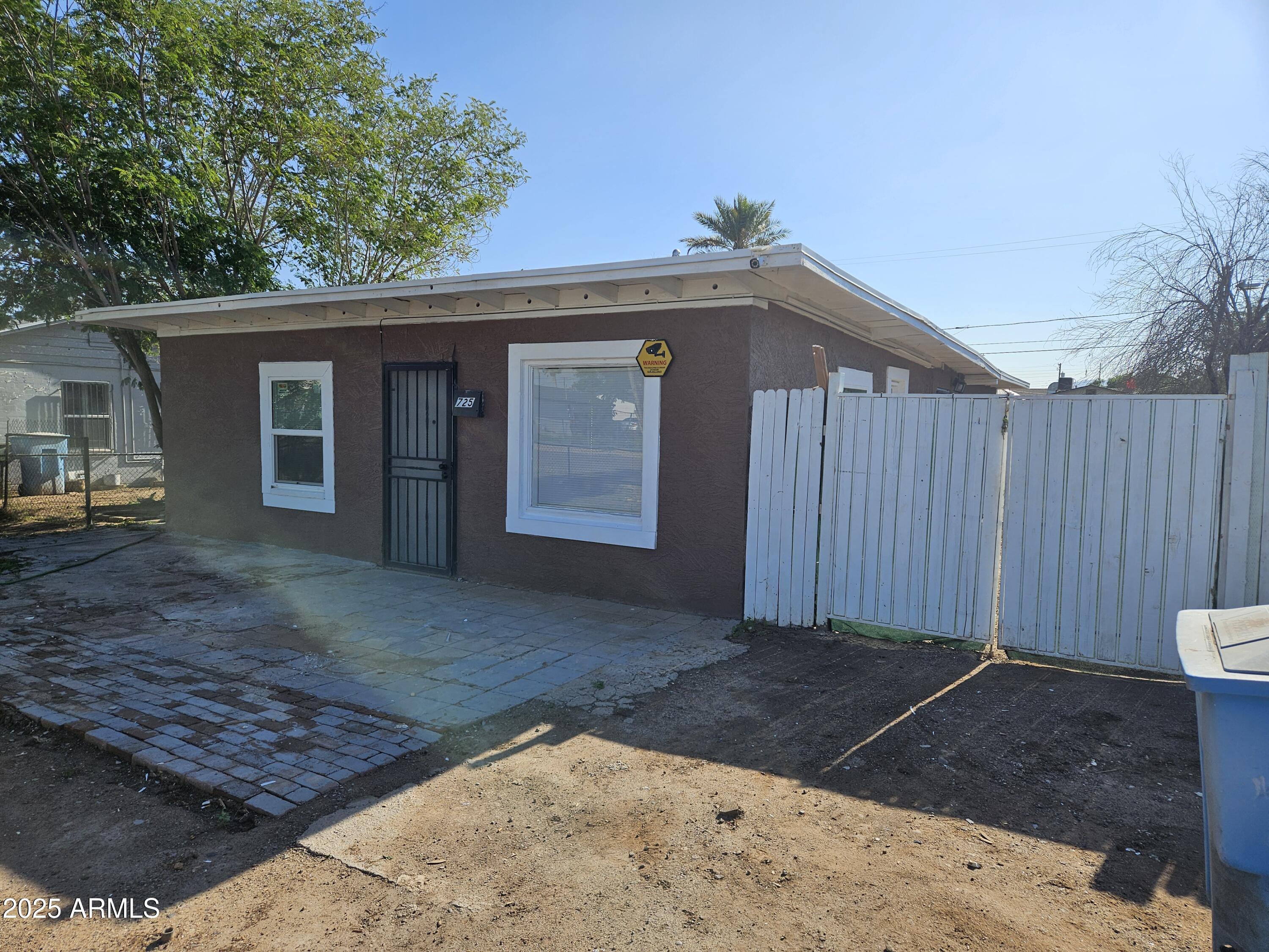 725 W SOUTHGATE Avenue