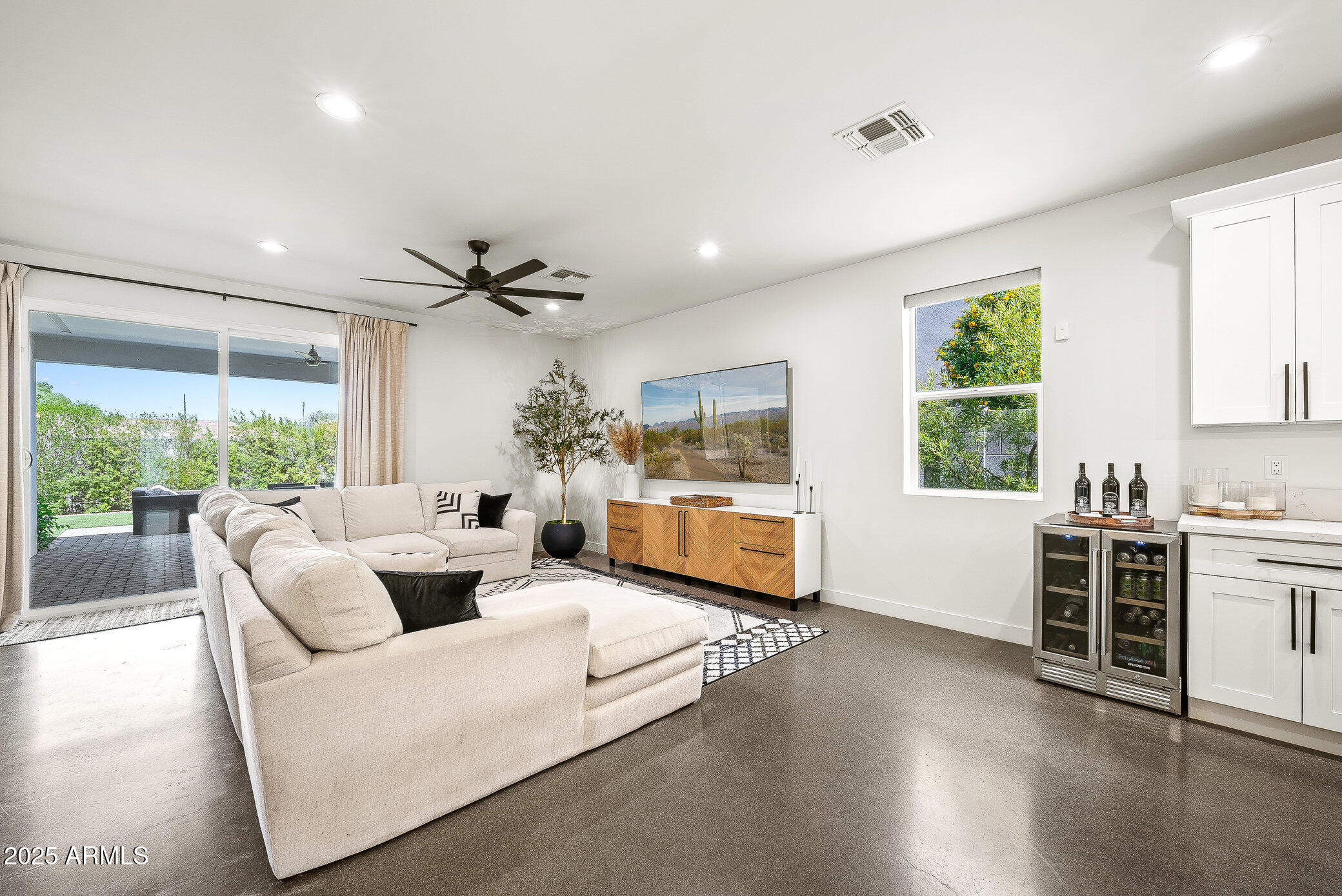 2914 E BLANCHE Drive