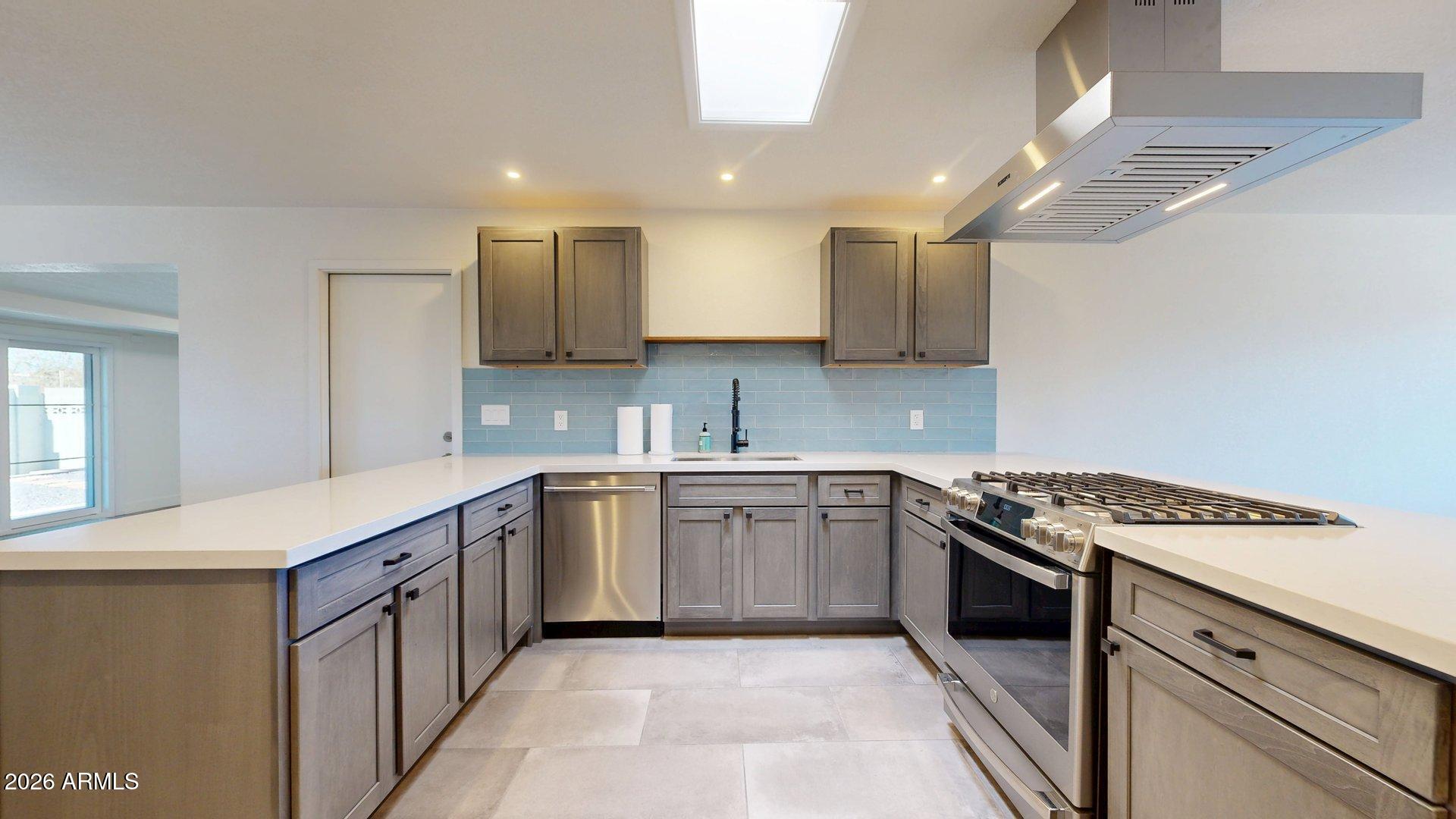 719 W PARKWAY Boulevard