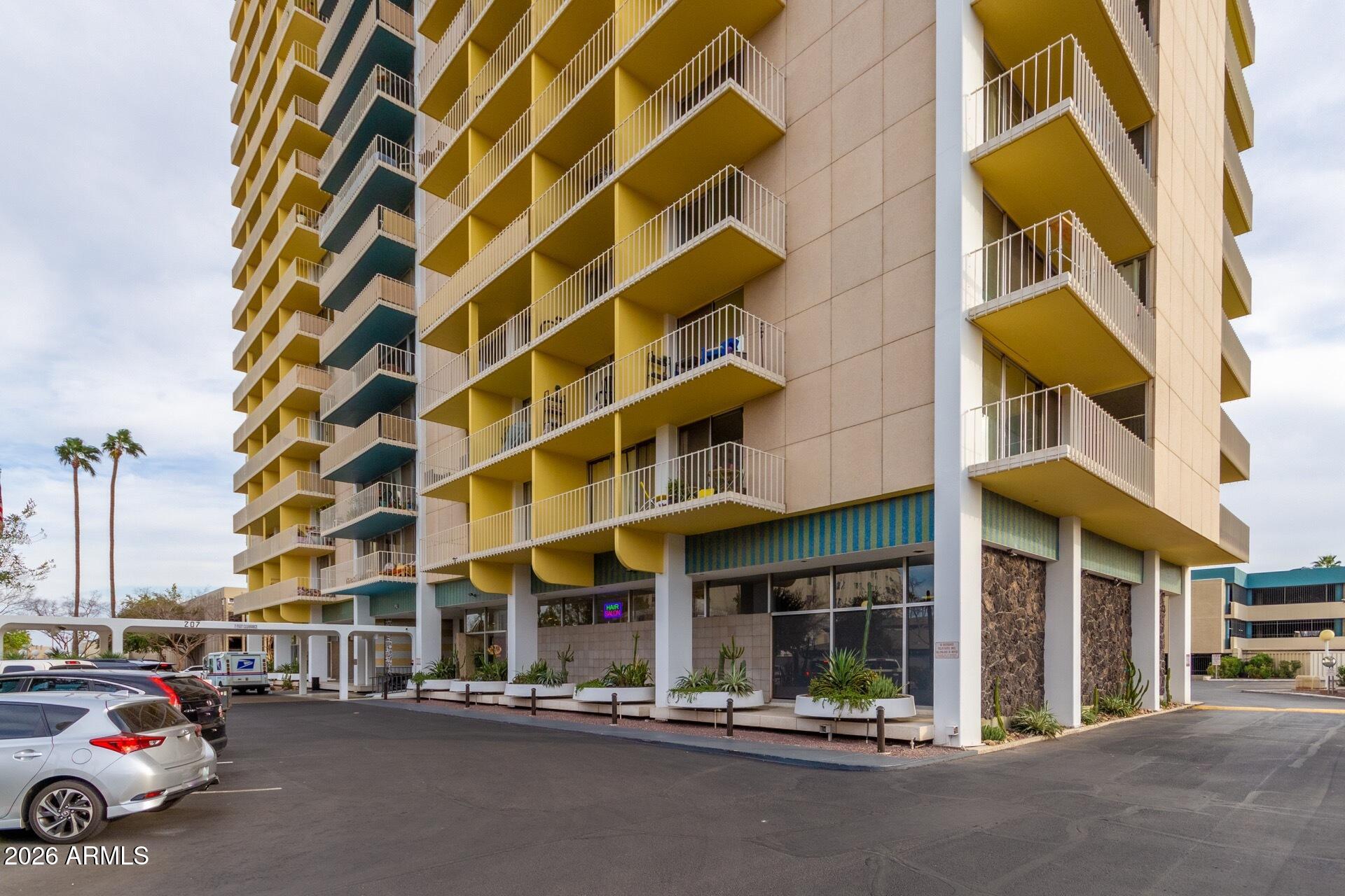 207 W CLARENDON Avenue 16E