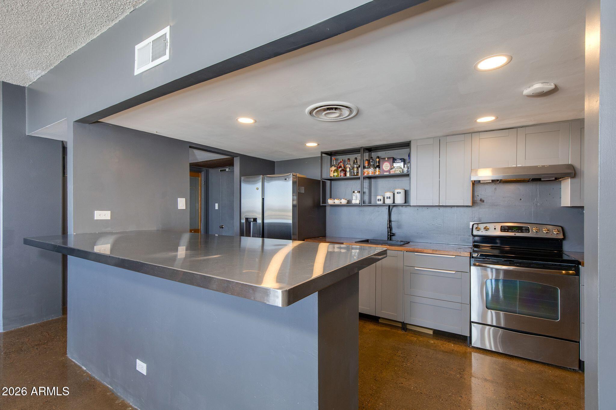 207 W CLARENDON Avenue 16E